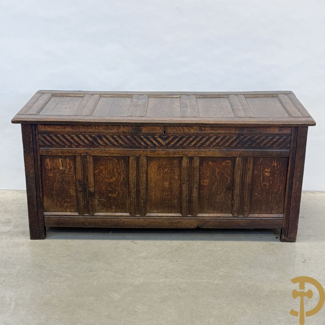 Massief eiken Engelse panelenkoffer, 18e