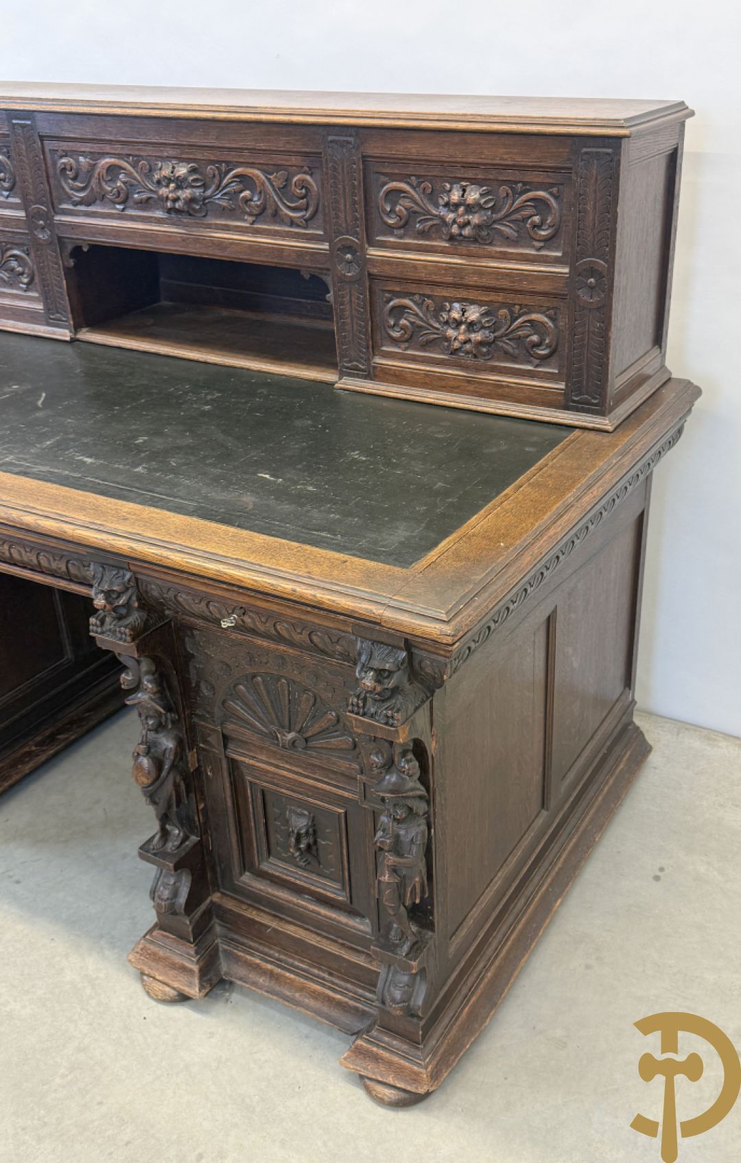 Mechels eiken bureau met opstand en Neo Renaissance invloeden