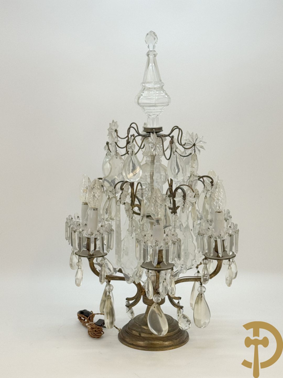 Kooperen girondole met 6 lichtpunten, bezet met kristallen bellen en bovenaan bekroond met pinakel