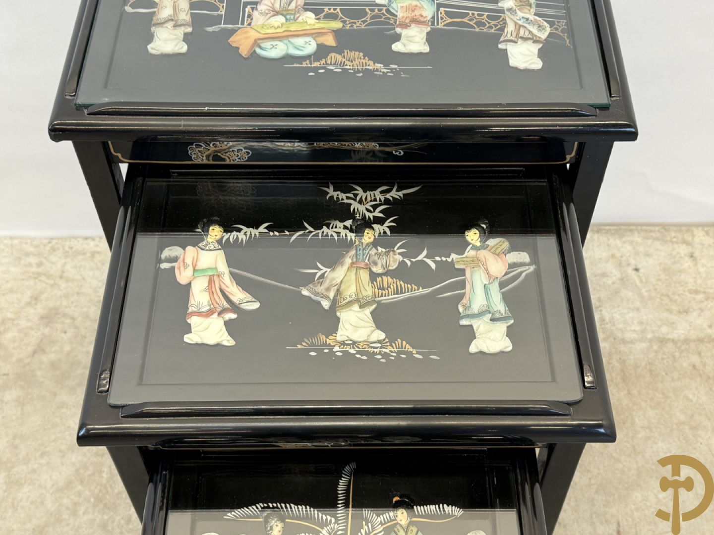 Set Chinese nesttables met geanimeerde scènes van geisha