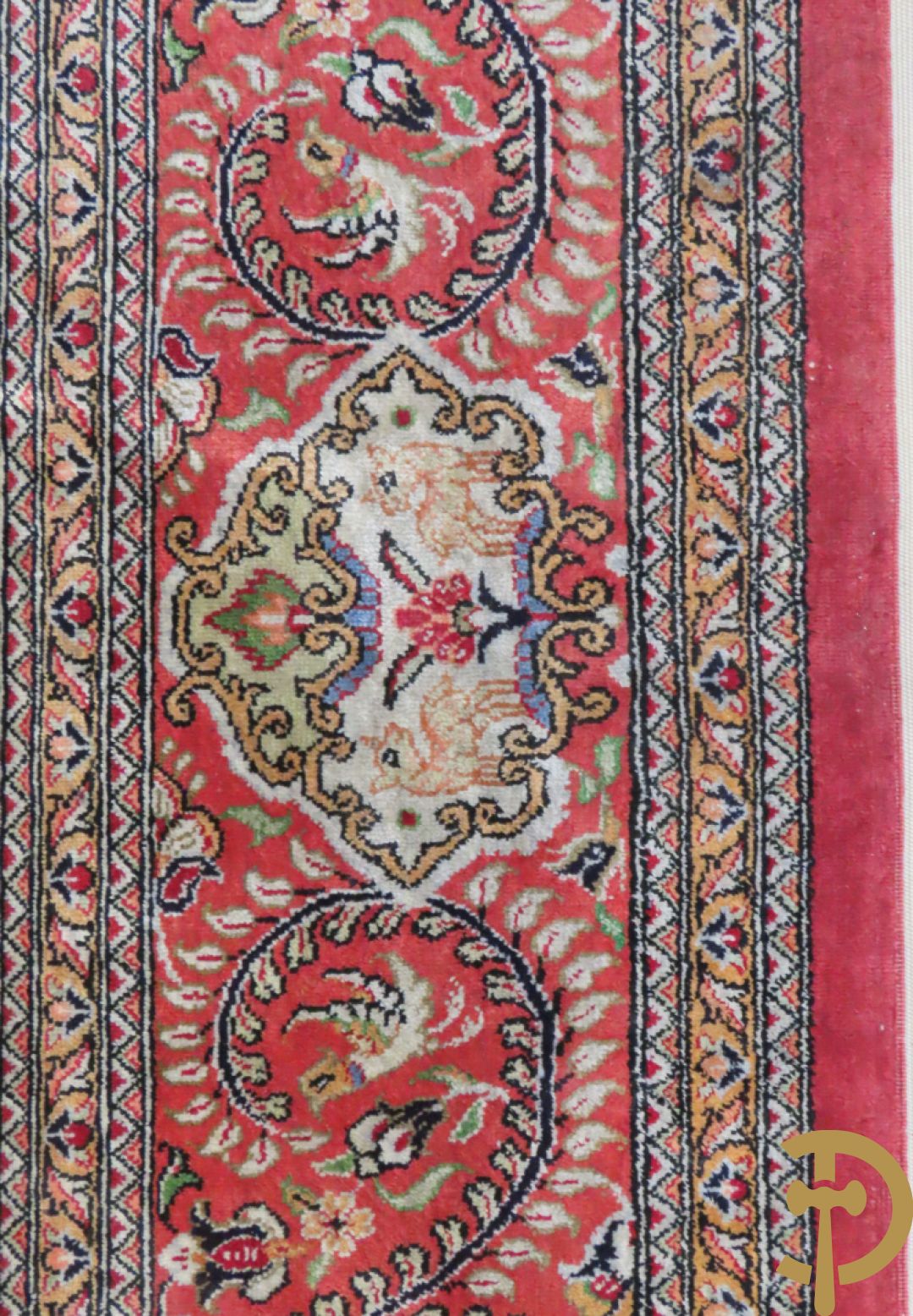 Oosters handgeknoopt tapijt zijde op katoen met bloemenpatronen, vogelmotieven en decor van amfoorvazen + Oosters handgeknoopt tapijt met decor van bloemen en amfoorvaas