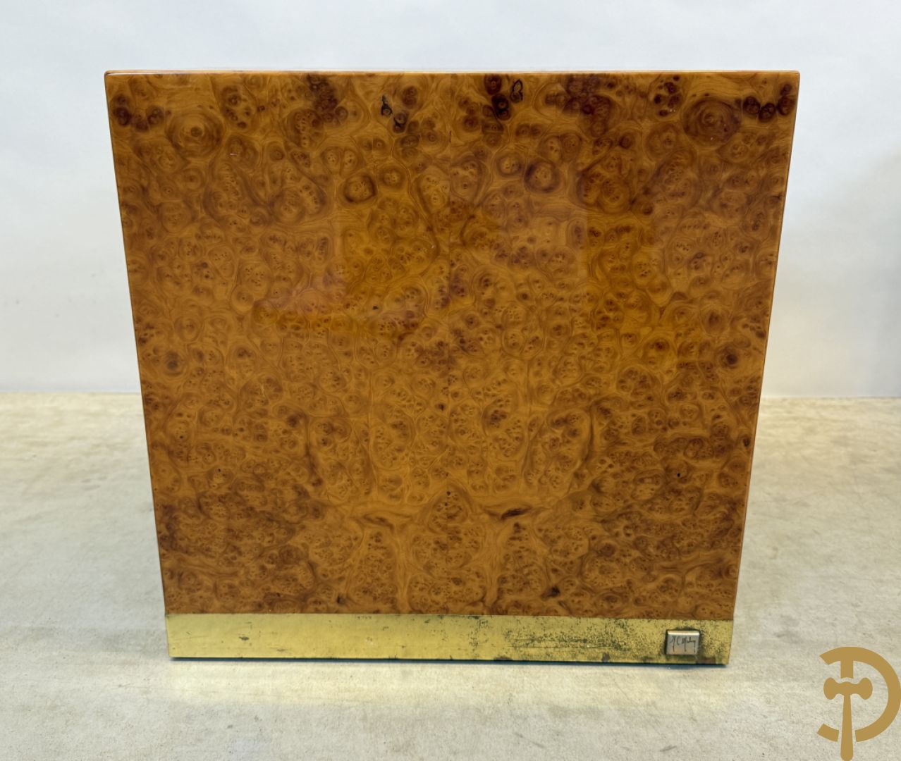 Wortelnotehouten sokkel, Mahay J.C. getekend + poef op koperen onderstel + 3 cigognetafels