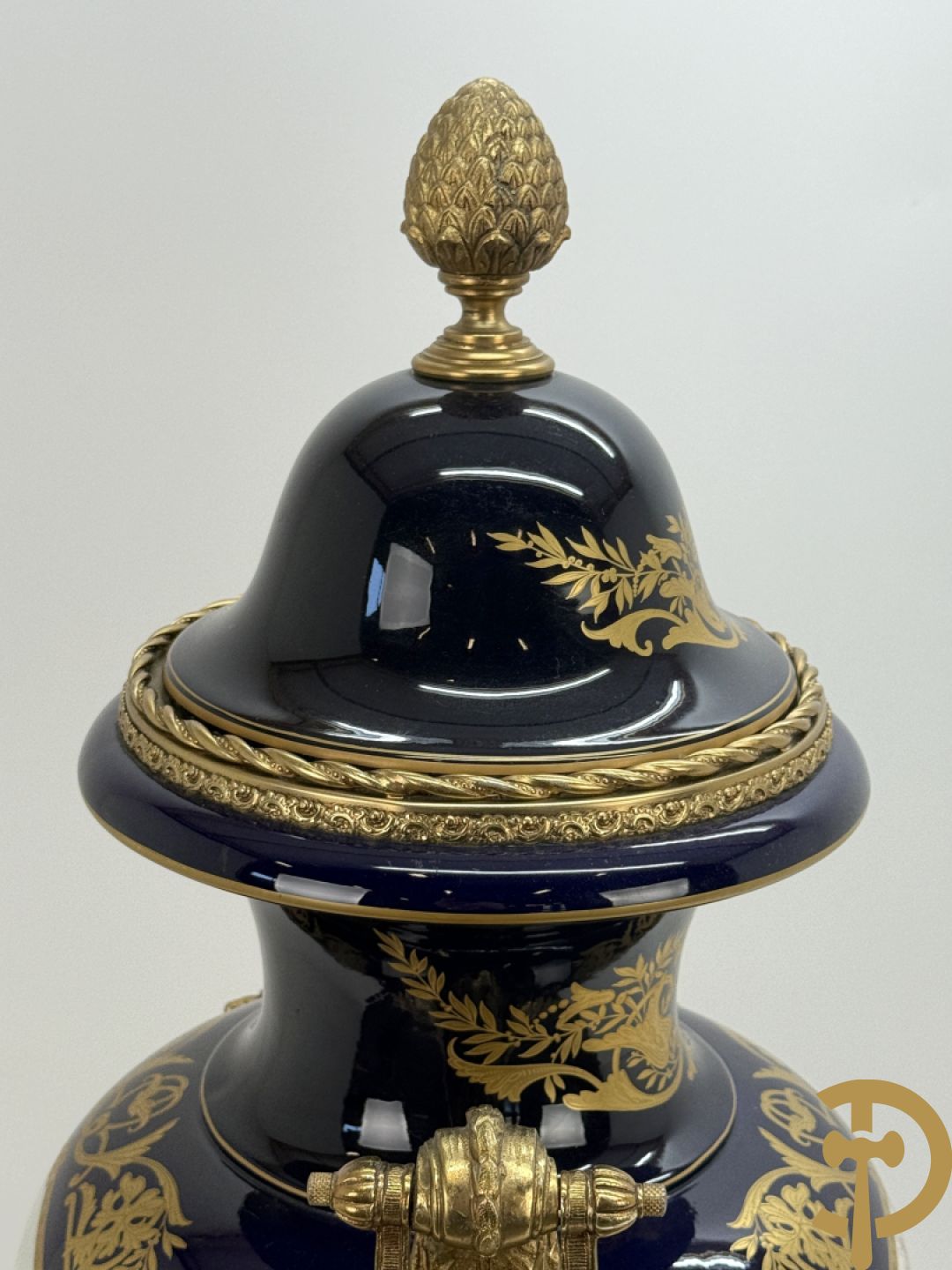 Vuurvergulde bronzen amfoorvaas met basrelief van dame en bezet met cupido