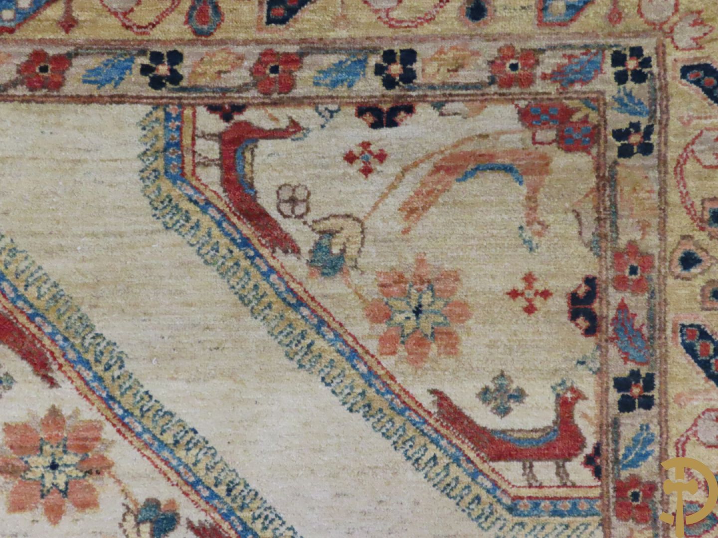 Oosters handgeknoopt tapijt met bloemen- en vogelmotieven op beige fond