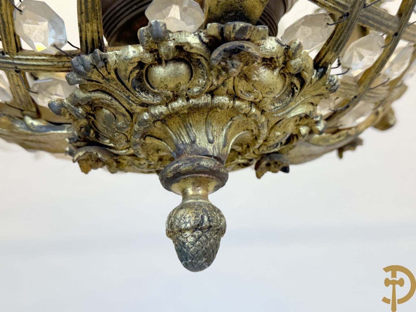 Bronzen Franse luchter met geajoureerde mand, bezet met medusakoppen en 3 cupido