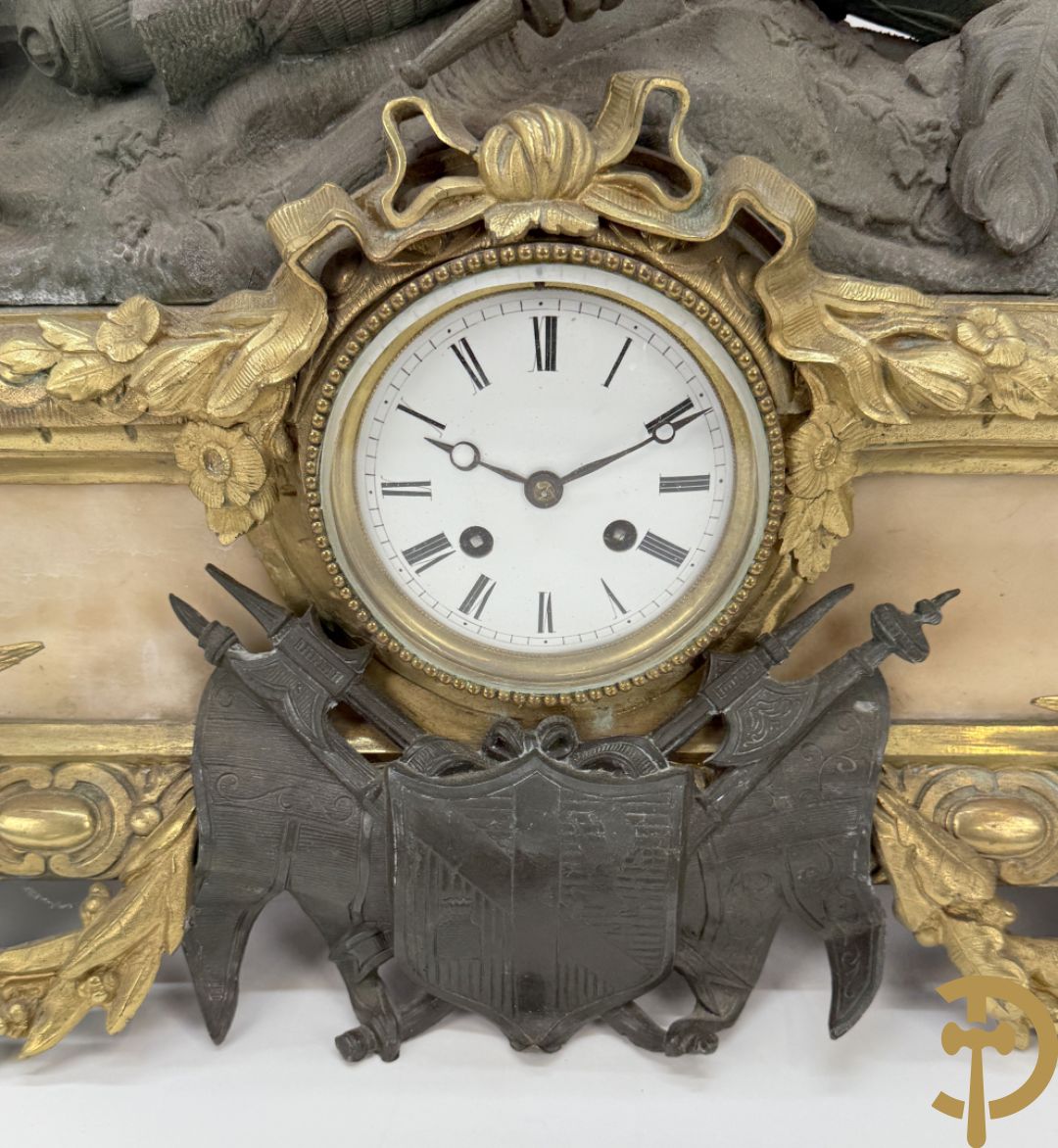 Zamak schouwstuk klok met ridder en Louis XVI motieven bezet