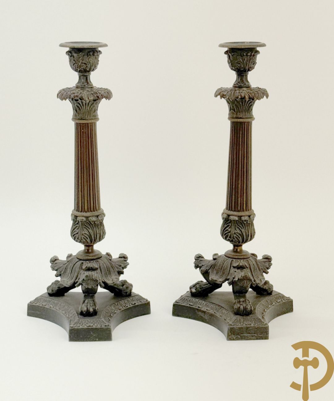 Paar gepatineerde kunstbronzen kandelaars op klauwepoten, 19e