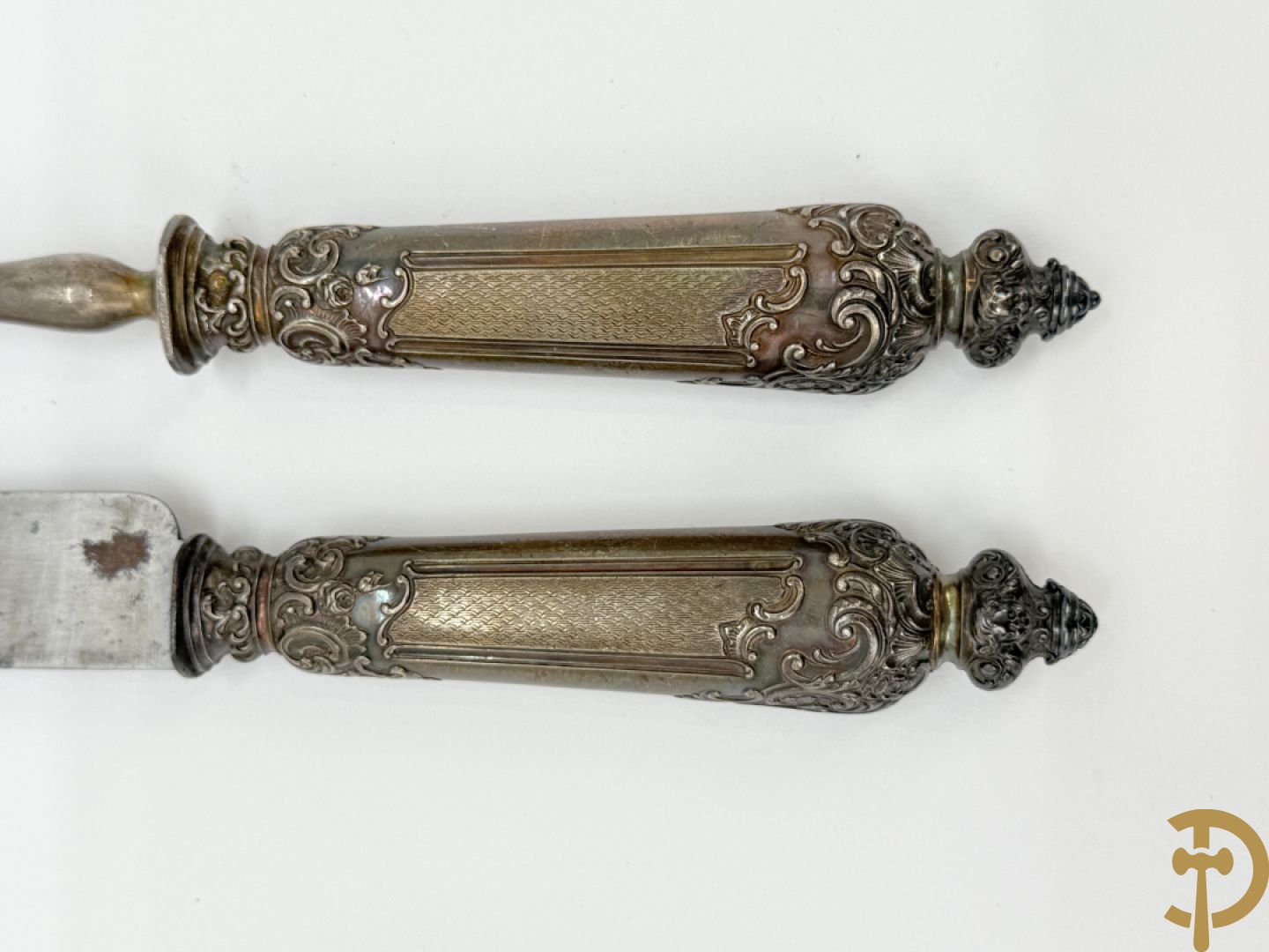 Vleesbestek met Neo Renaissance motieven, met zilverpoinçons