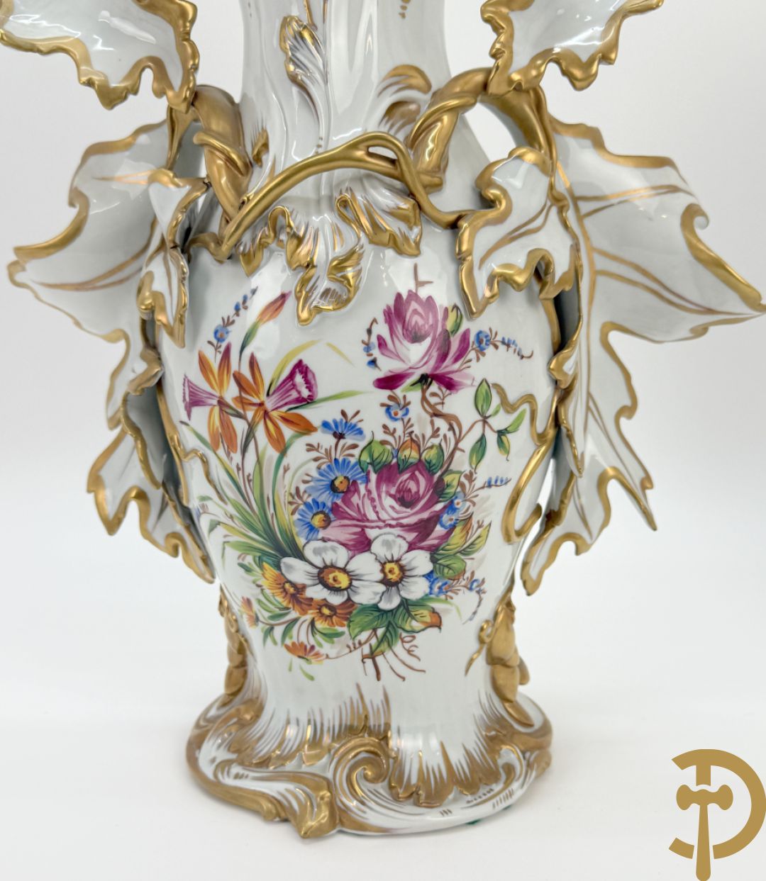 Paar porseleinen cornetvazen met bloemendecor, deels verguld, gemerkt Capo di Monte