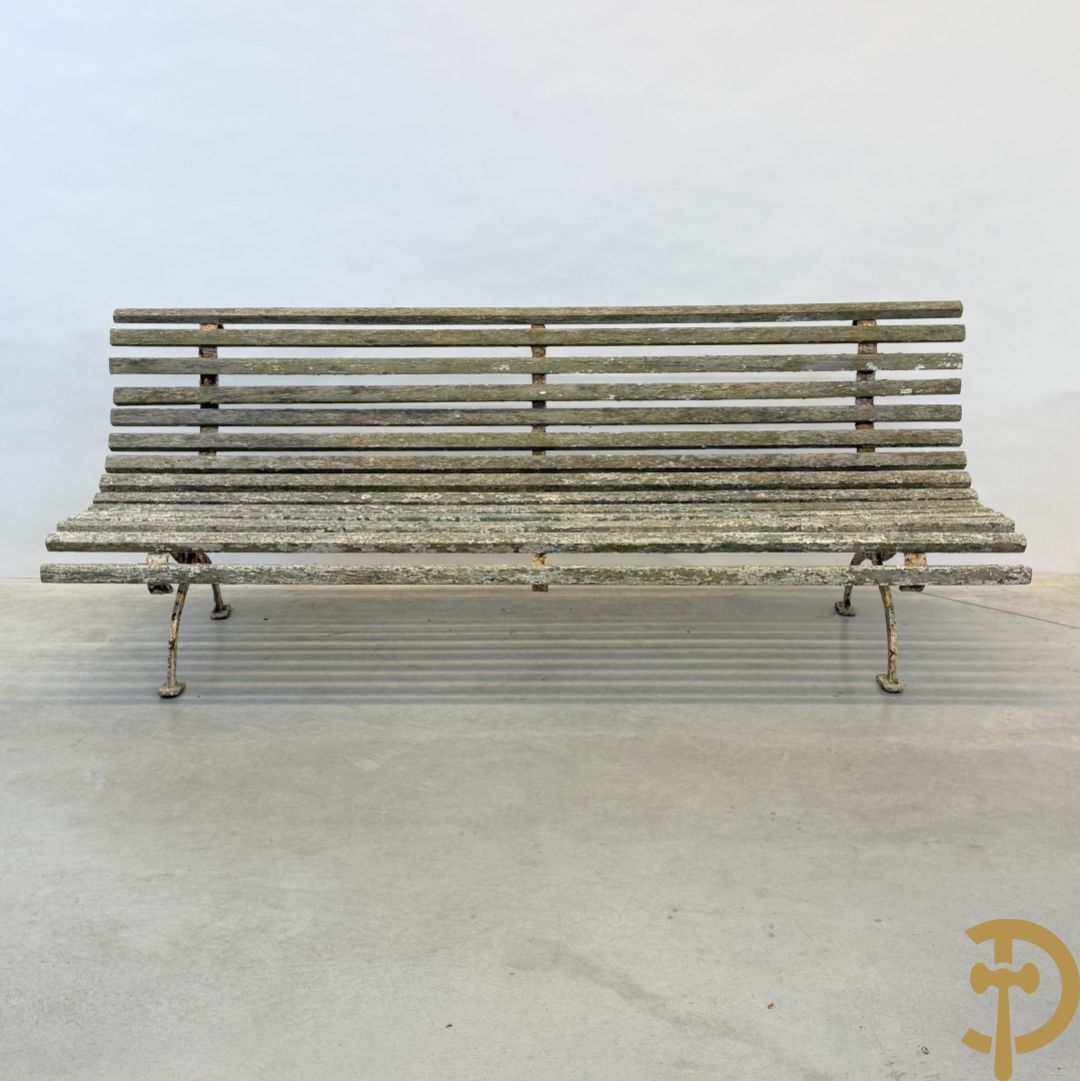 Tuinbank met houten latjes op ijzeren chassis