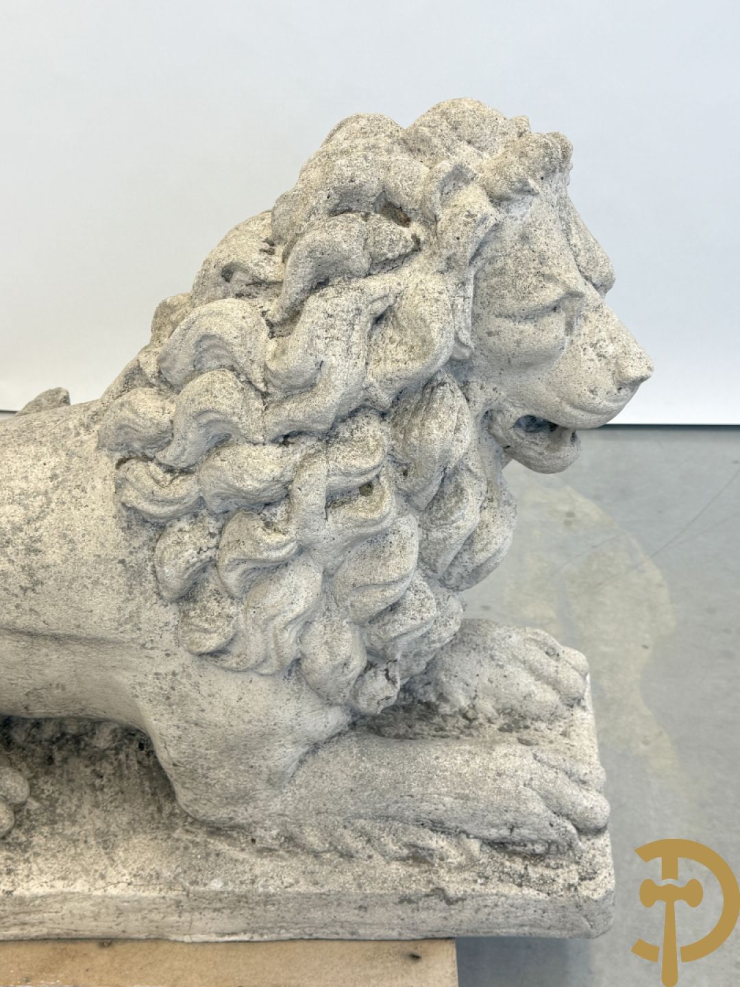 Paar betonnen tuinbeelden van leeuwen