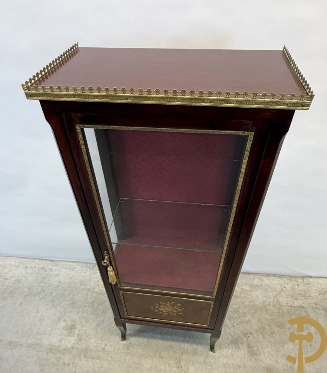 Notelaren vitrine met bloemenmarketterie en bronzen gallerij