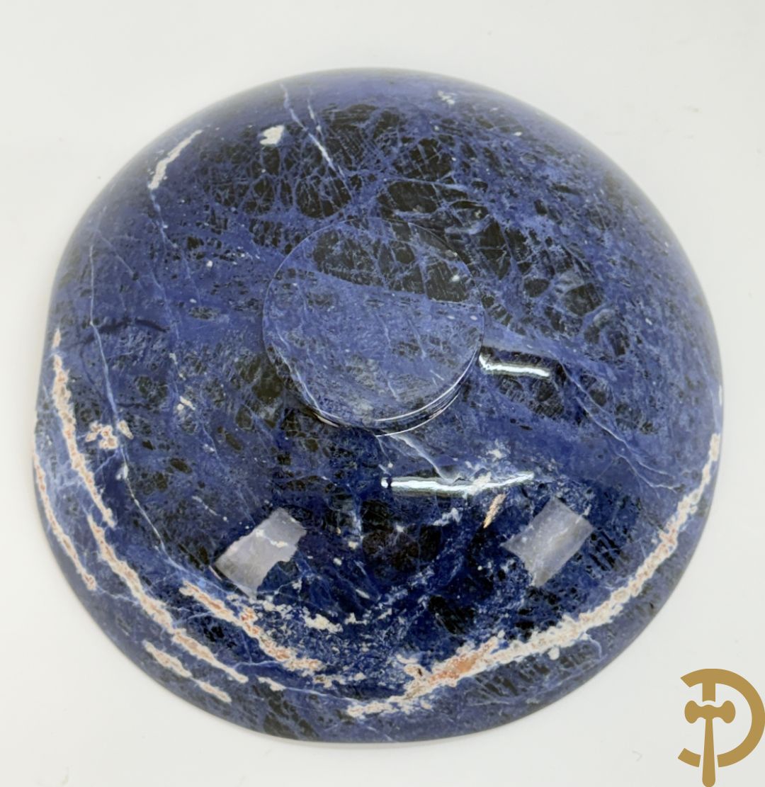 Wolf Helmut (getekend onderaan) Gepolierde schaal/bowl van blauw/wit sodaliet met golvende rand onder getekend WOLF H. (Steinbildhauer, Edelsteingestalter, aus Kirschweiler, Idar-Oberstein),