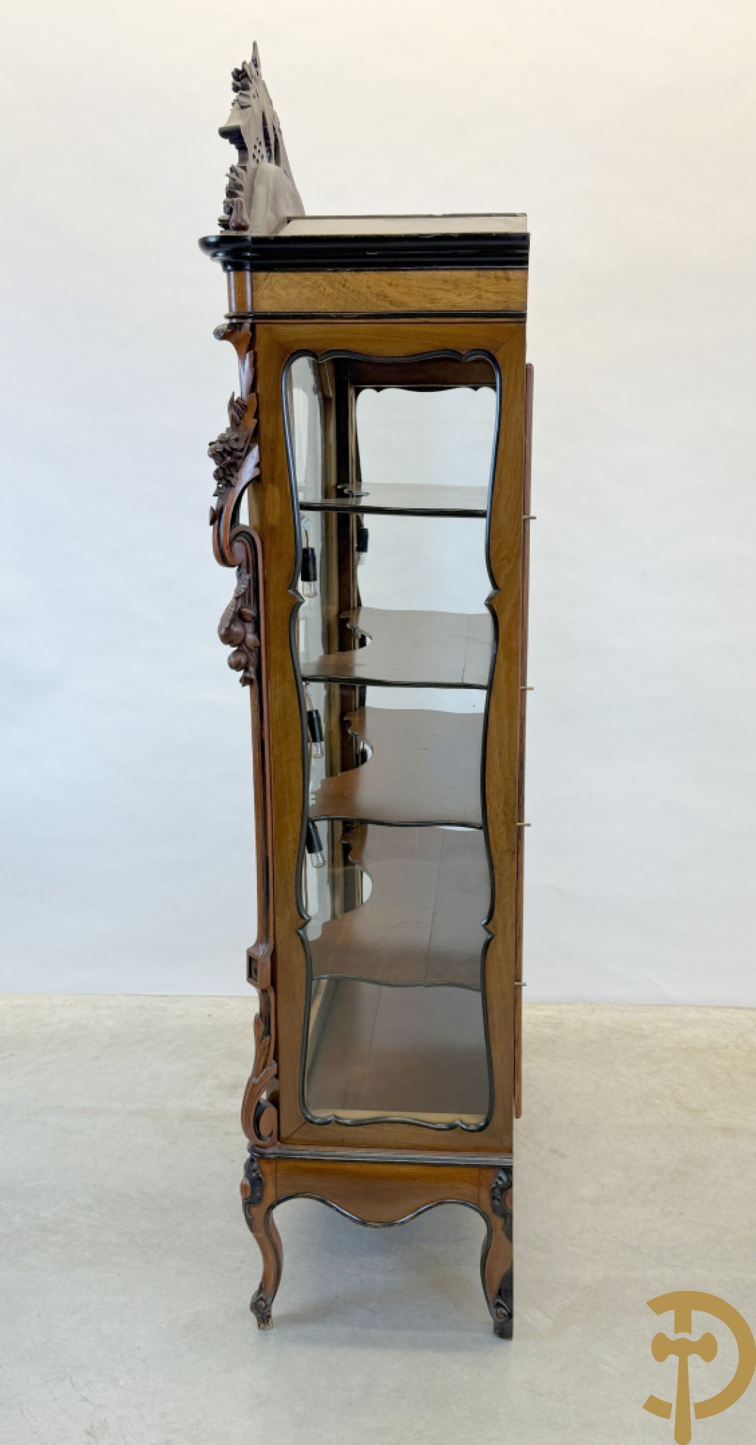 Franse notelaren vitrine met Louis XV motieven en fruitranken, bovenaan bezet met amfoor, 19e