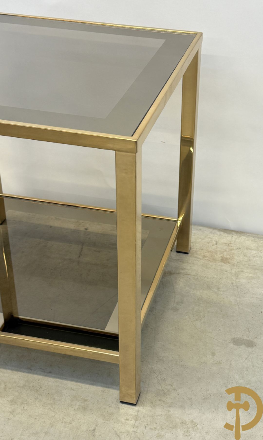 Paar koperen bout de canapé bijzettafels met afgeboord fumé/spiegelglas