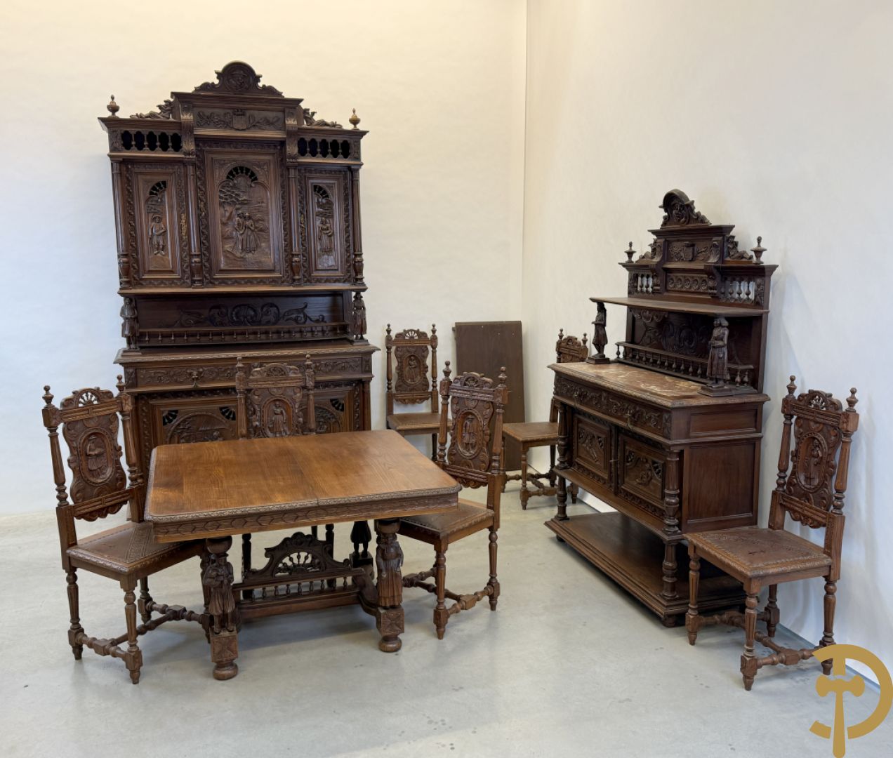 Massief eiken Bretoense eetkamer bestaande uit buffet met 3 deuren boven, 2 deuren onder, lades midden en gesculpteerde geanimeerde scènes + desserte + uittrekbare tafel + 6 stoelen + extra allonge