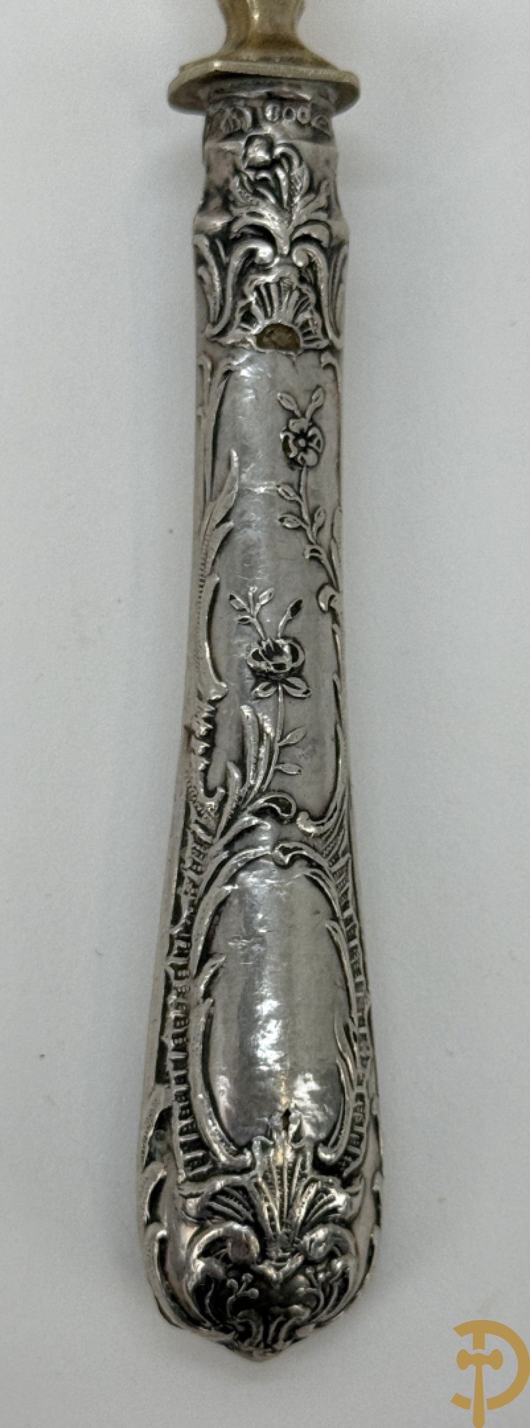 Schrijn met taartschep en 4 dessertvorkjes + 2 theezeefden + wildbestek