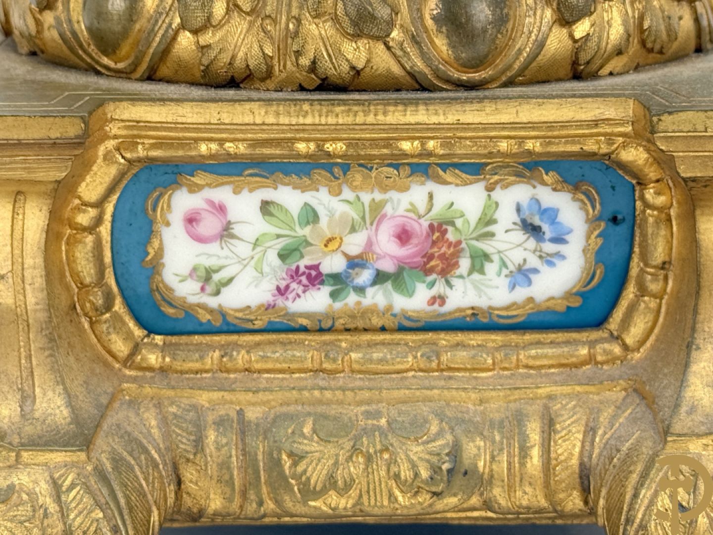 Driedelige bronzen Franse garnituur bezet met cupido