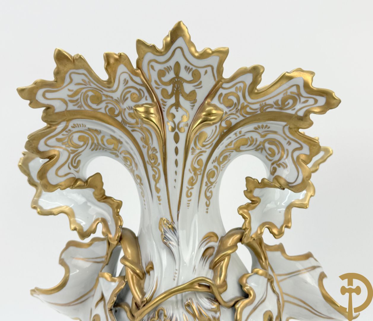 Paar porseleinen cornetvazen met bloemendecor, deels verguld, gemerkt Capo di Monte