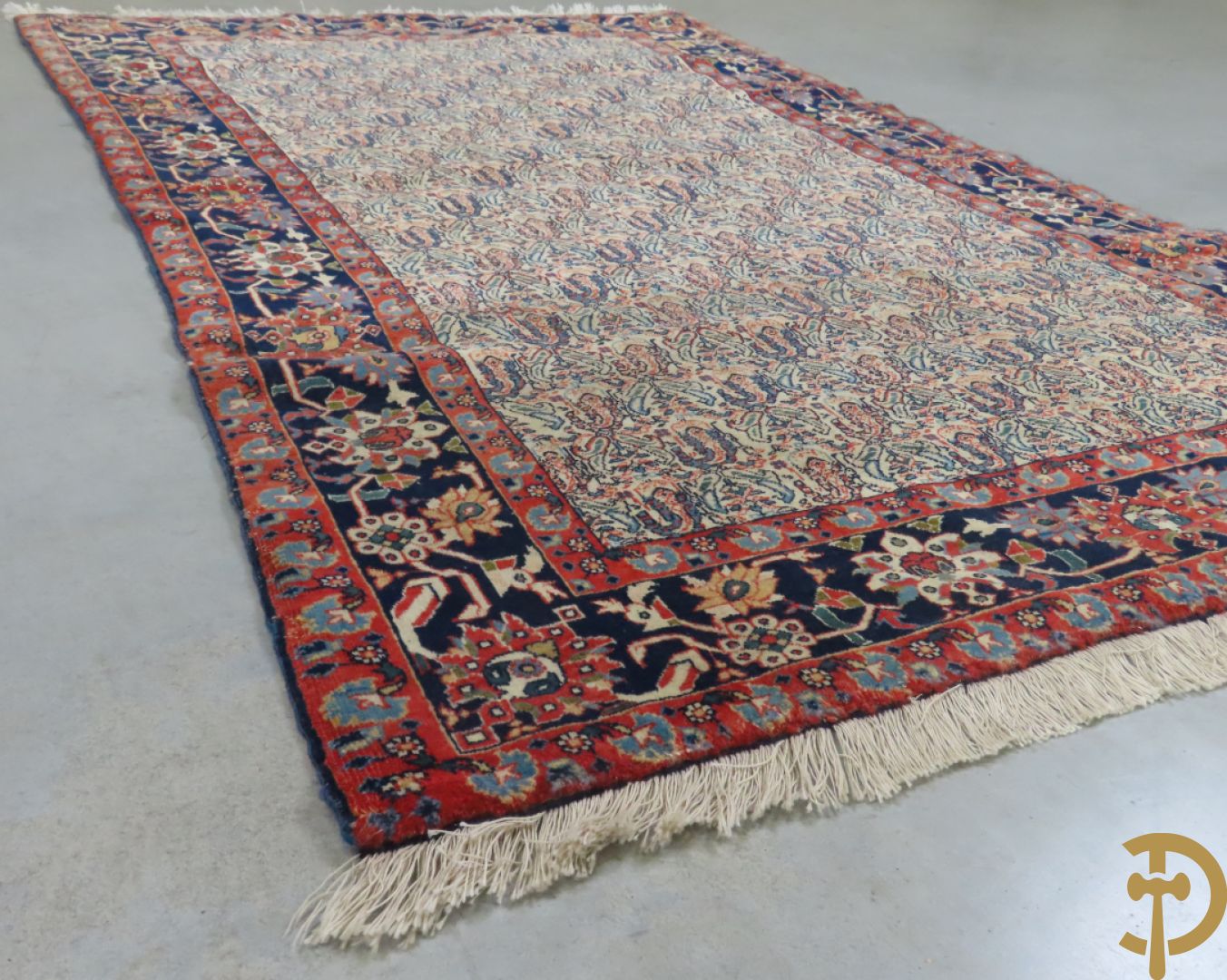 Antiek handgeknoopt tapijt met cashmeremotieven en florale omranding