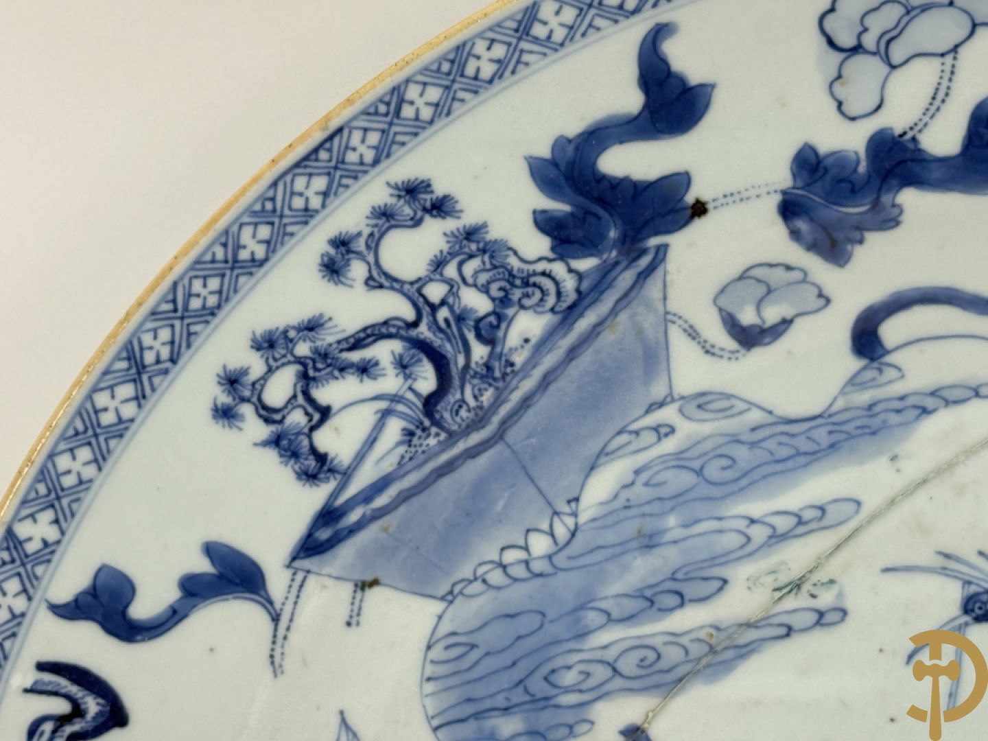 Chinese porseleinen schotel met planten- en vazenmotieven, 19e