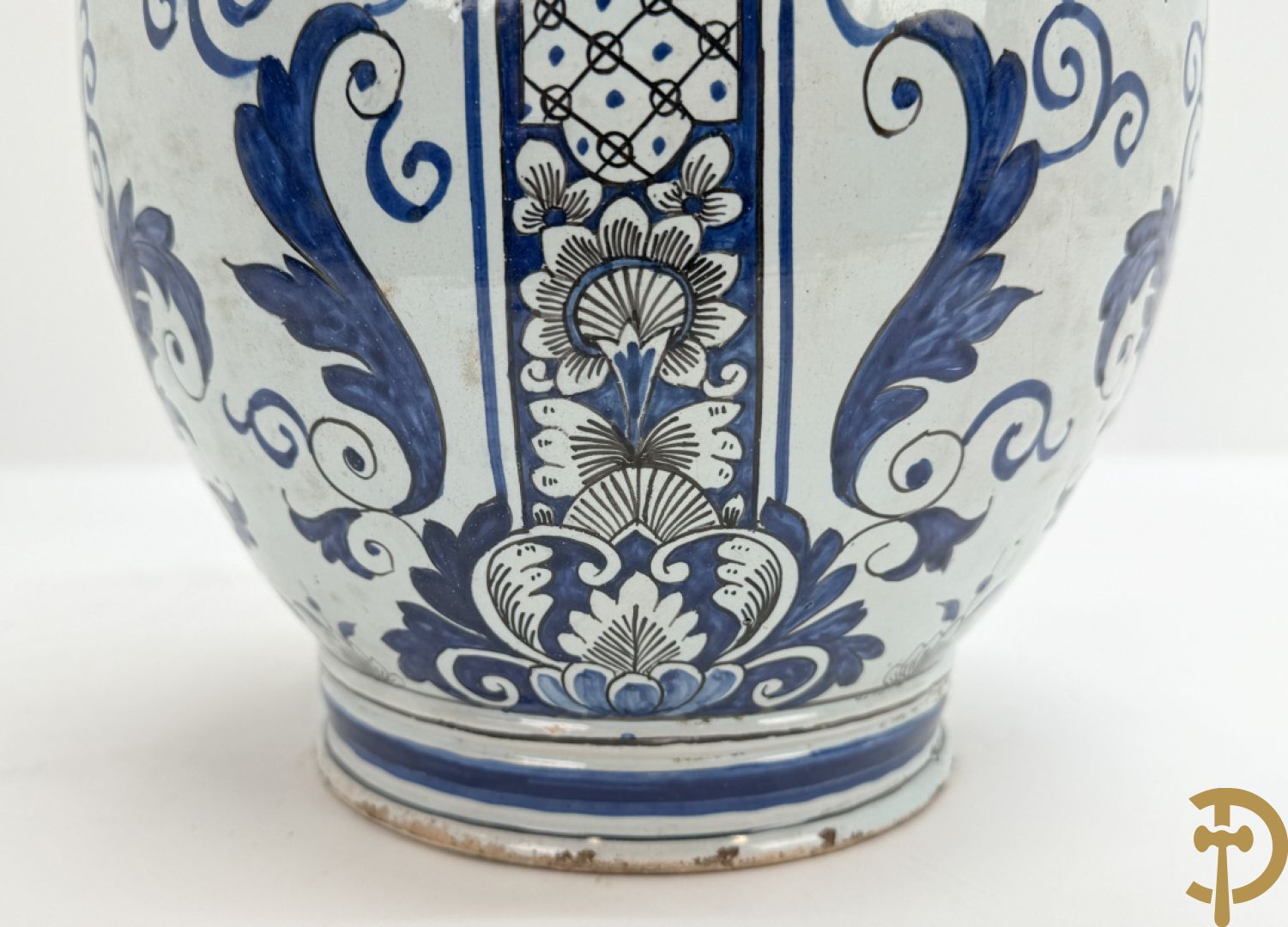 Schenkkan in Delftse faience, Sirop de rubarbe