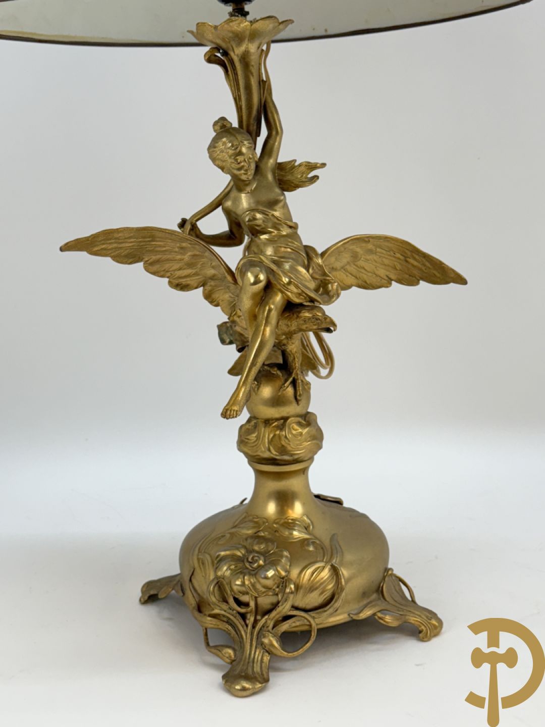 Metalen vergulde lampadaire met dame op arend