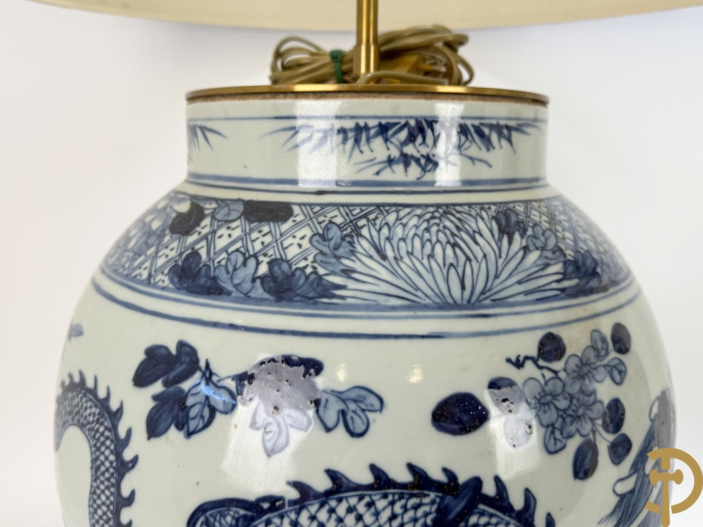 Paar Chinese blauw/witte porseleinen dekselvazen gedecoreerd met draken en bloemenmotieven, als lampadaire omgebouwd