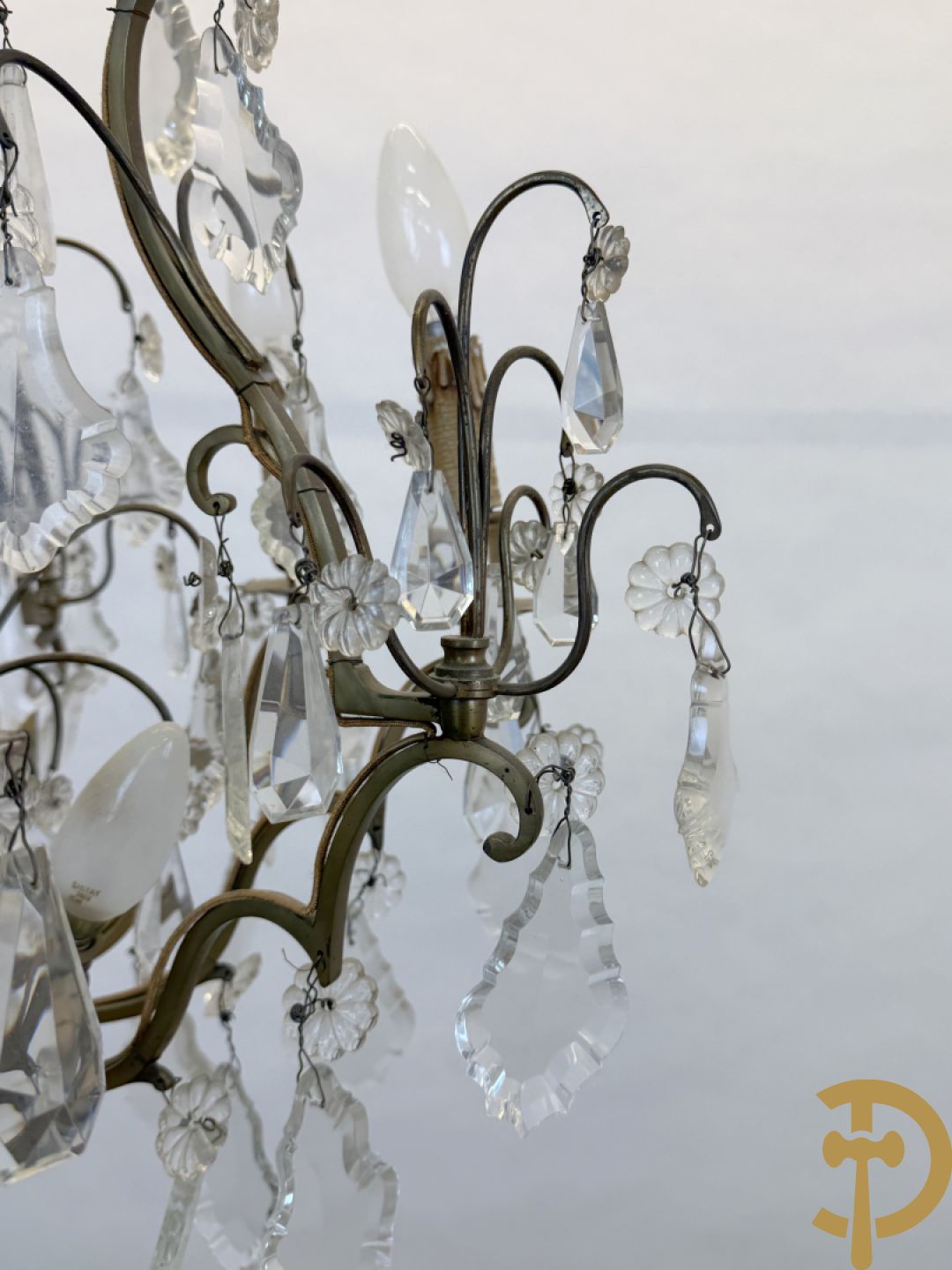 Franse koperen luchter met zes lichtpunten en kristallen bellen