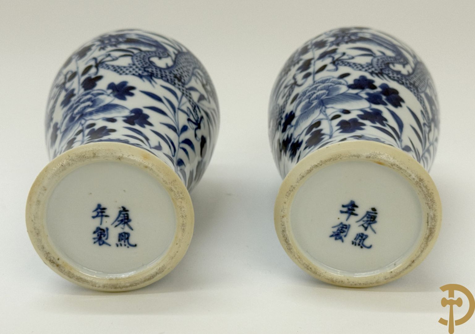 Paar Chinese porseleinen blauw/wit dekselvaasjes met drakendecor, onderaan gemerkt