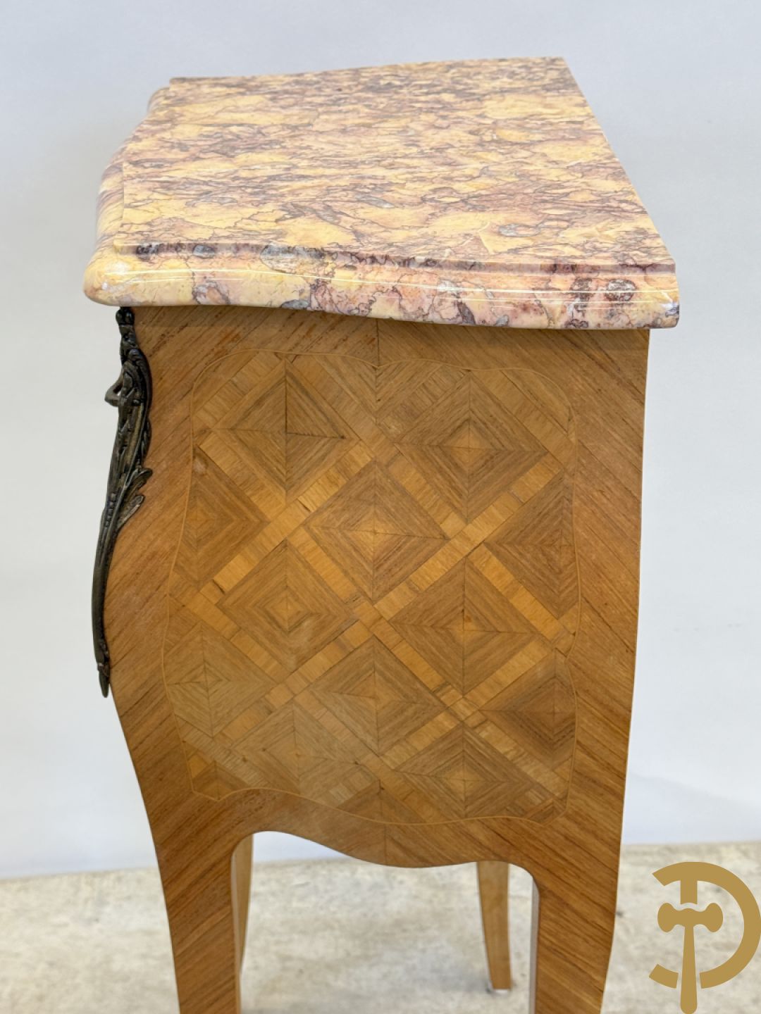 Paar notelaren bijzetkastjes met 2 lades en bezet met bronsbeslag, bovenaan met marmeren blad, op voluutvormige poten