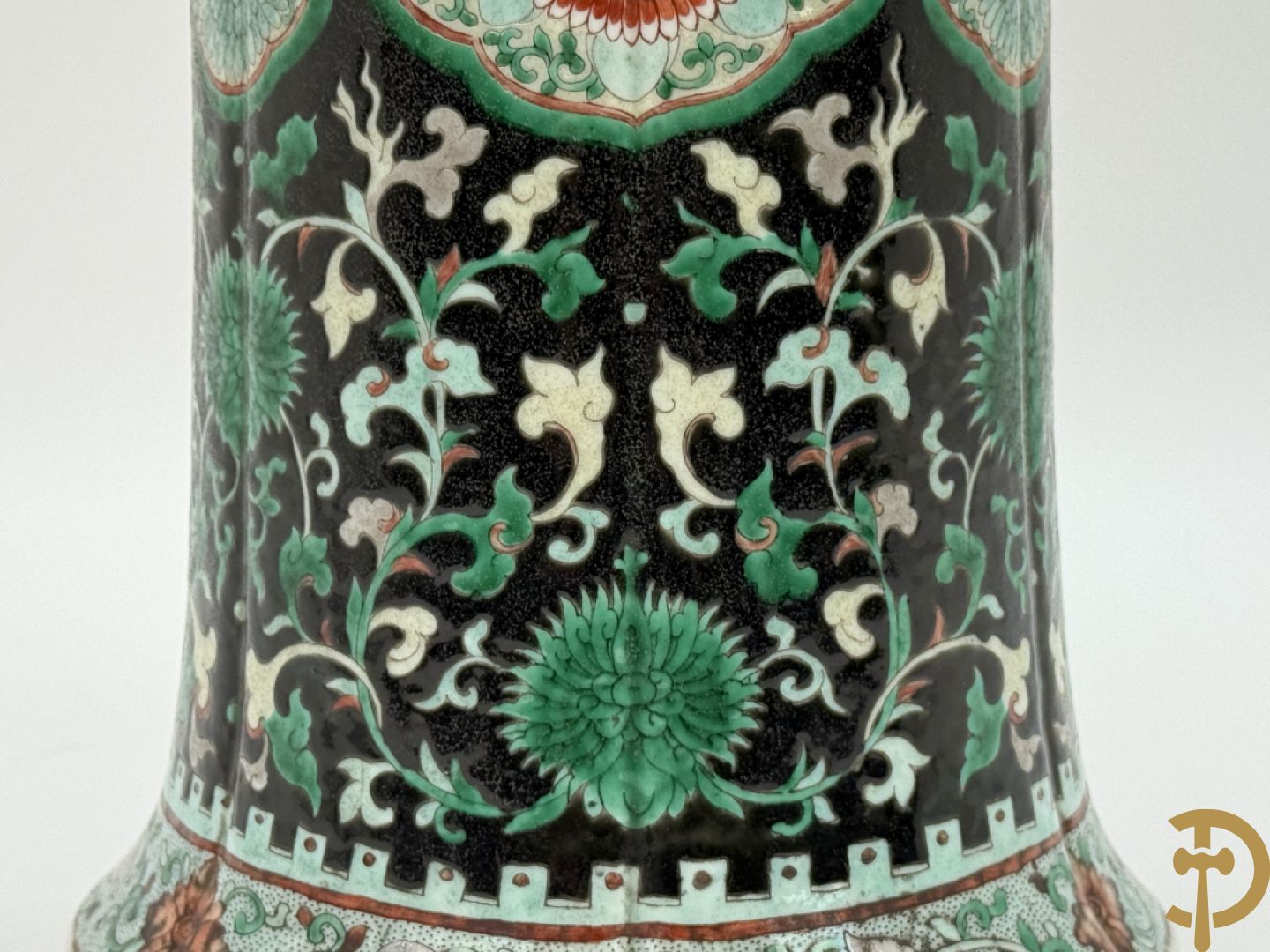 Antieke Chinese Gu vaas met geschenkendecor op zwarte fond