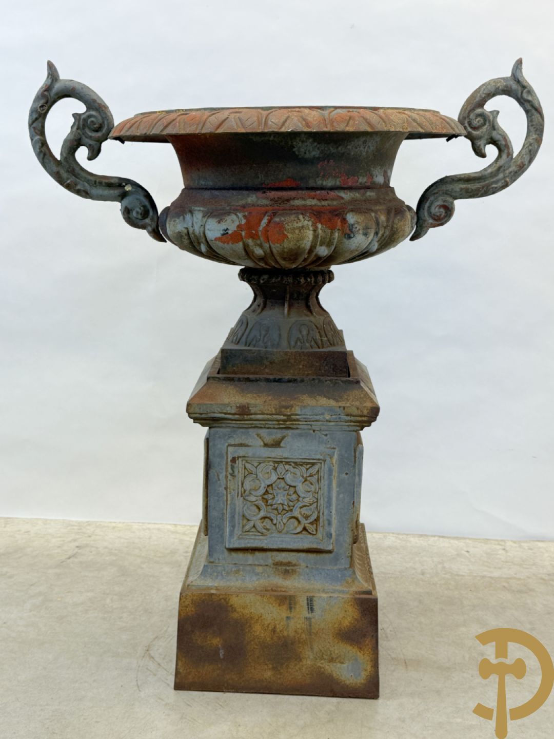 Gietijzeren amfoor met 2 oren op sokkel