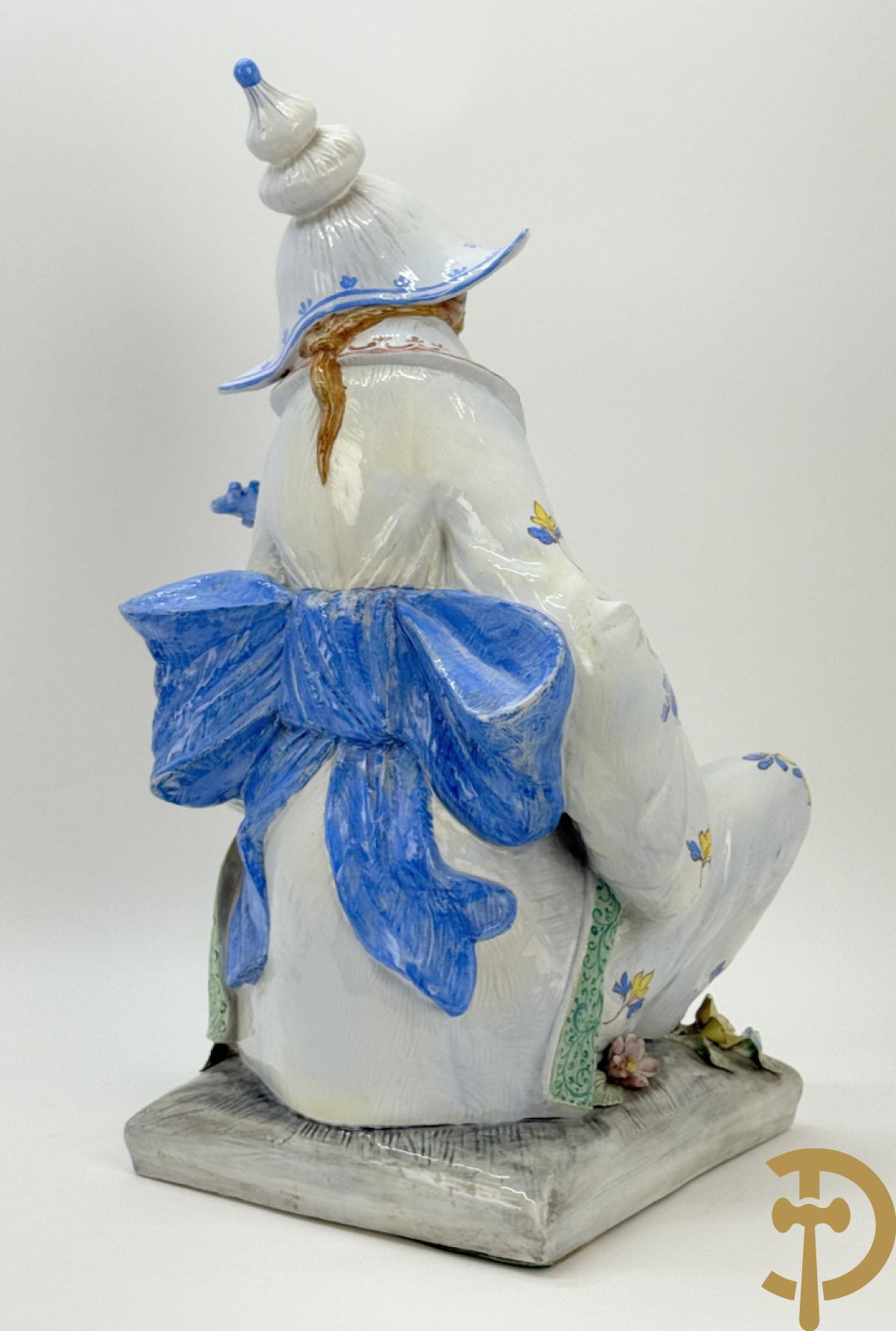 Meerkleurig Italiaans beeld van zittende oosterse man met snaarinstrument