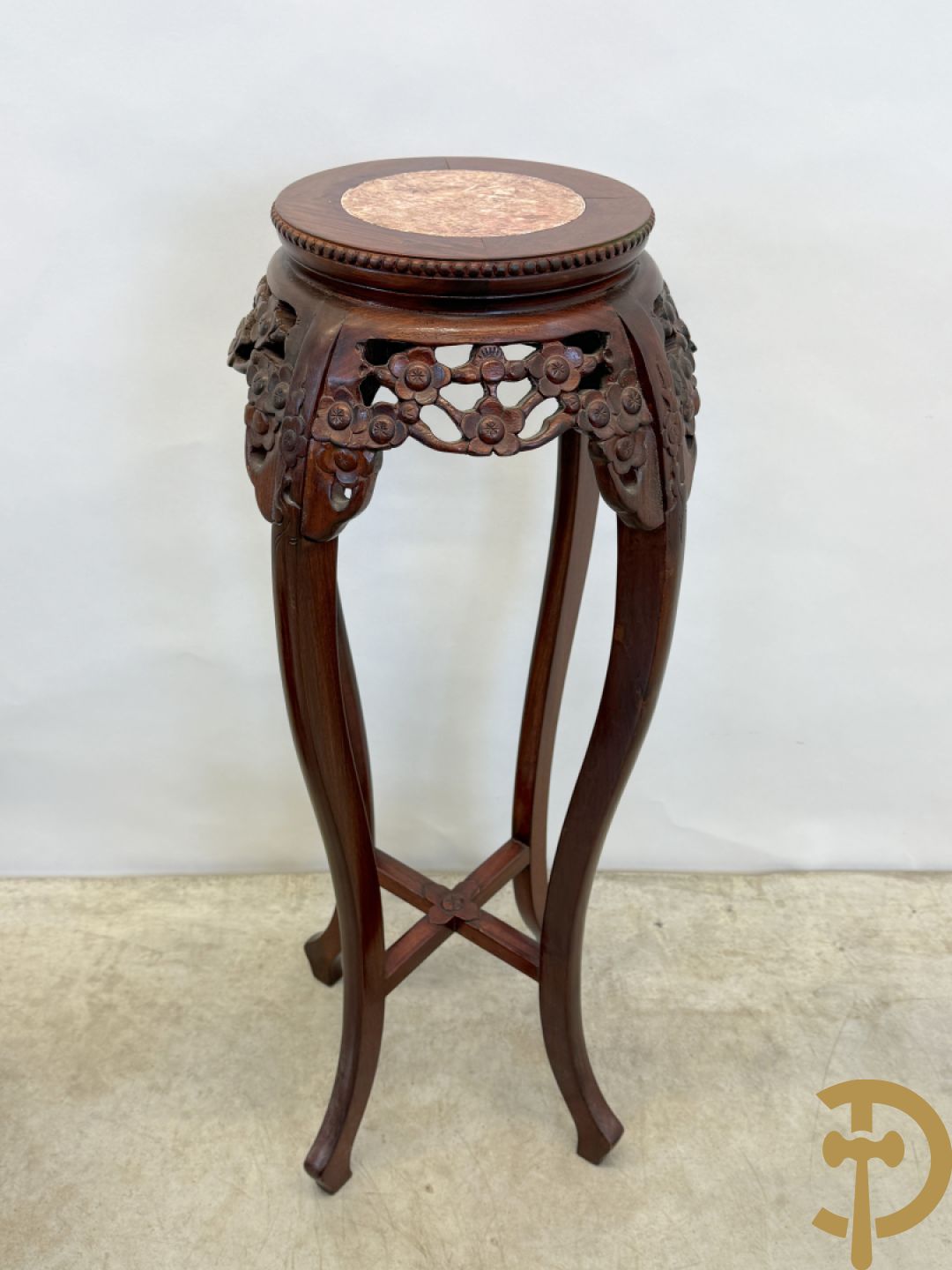 Chinese hardhouten sokkel met bloemensculptuur + Chinese hardhouten sokkel met bloemen- en vogelsculptuur