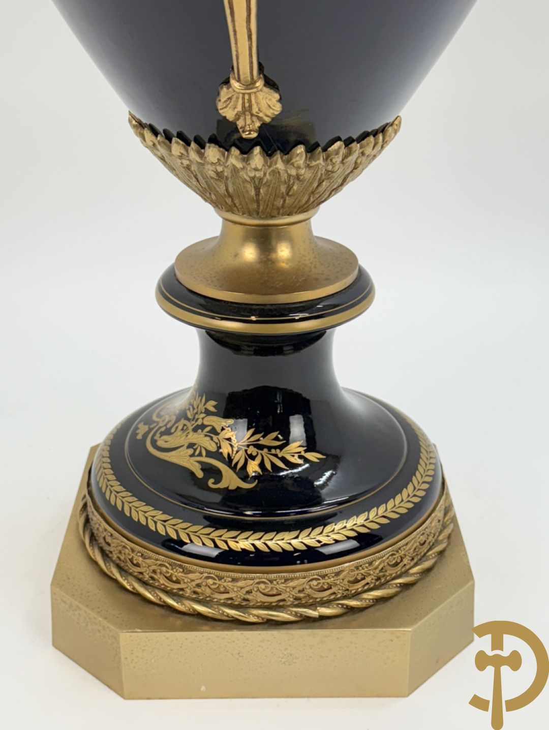 Vuurvergulde bronzen amfoorvaas met basrelief van dame en bezet met cupido