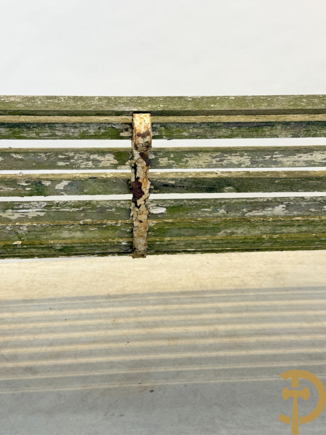 Tuinbank met houten latjes op ijzeren chassis