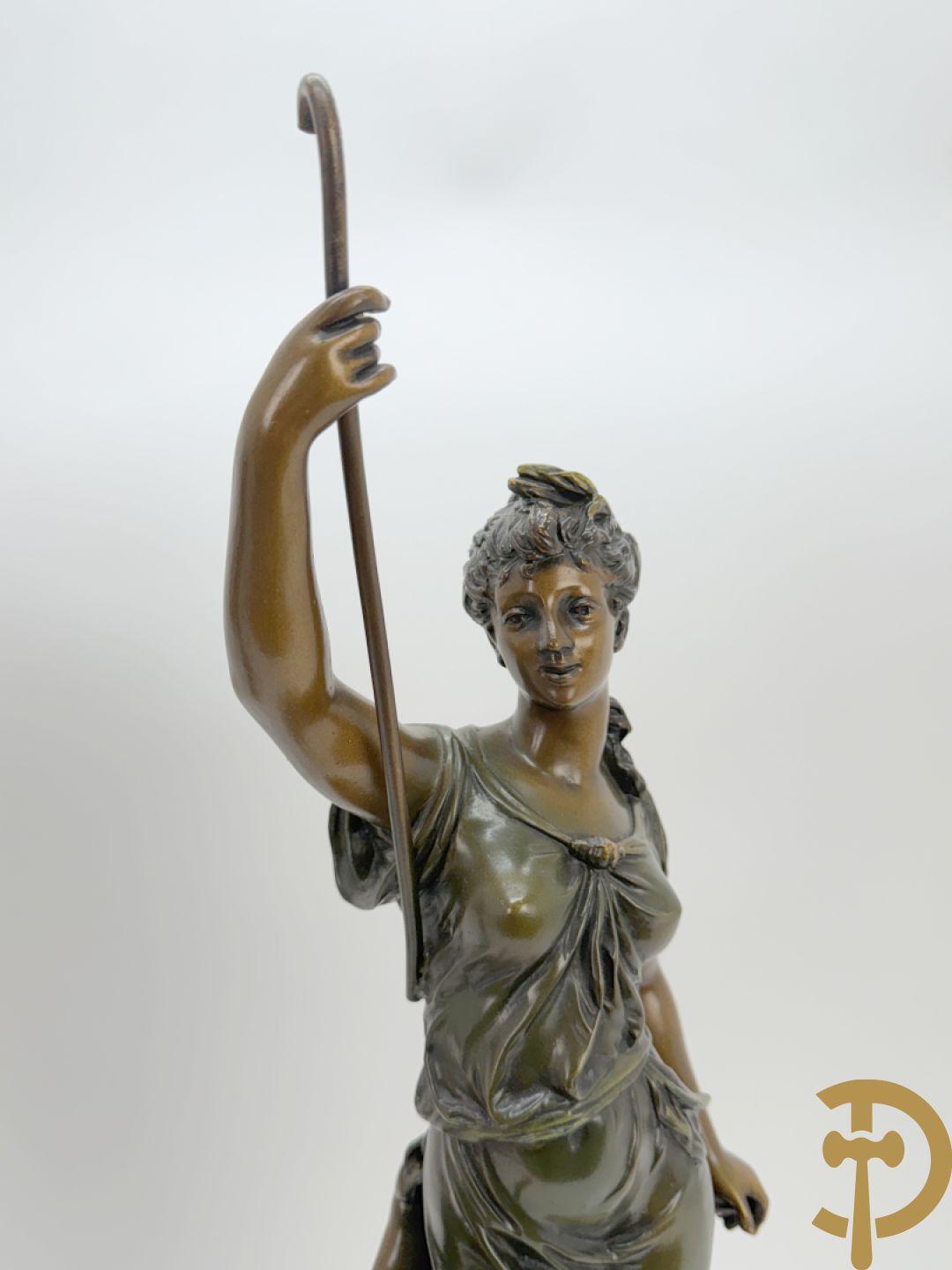 Driedelige zamak garnituur bestaande uit pendule met cupido en dame geflankeerd door paar vijfarmige kandelaars, Bruchon getekend