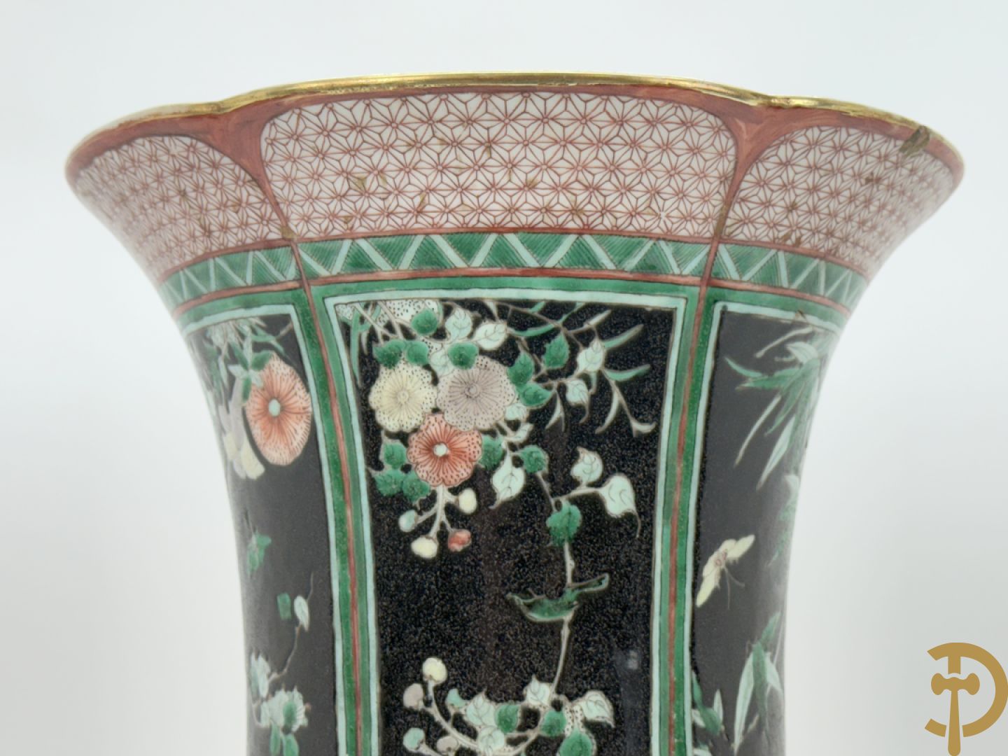 Antieke Chinese Gu vaas met geschenkendecor op zwarte fond