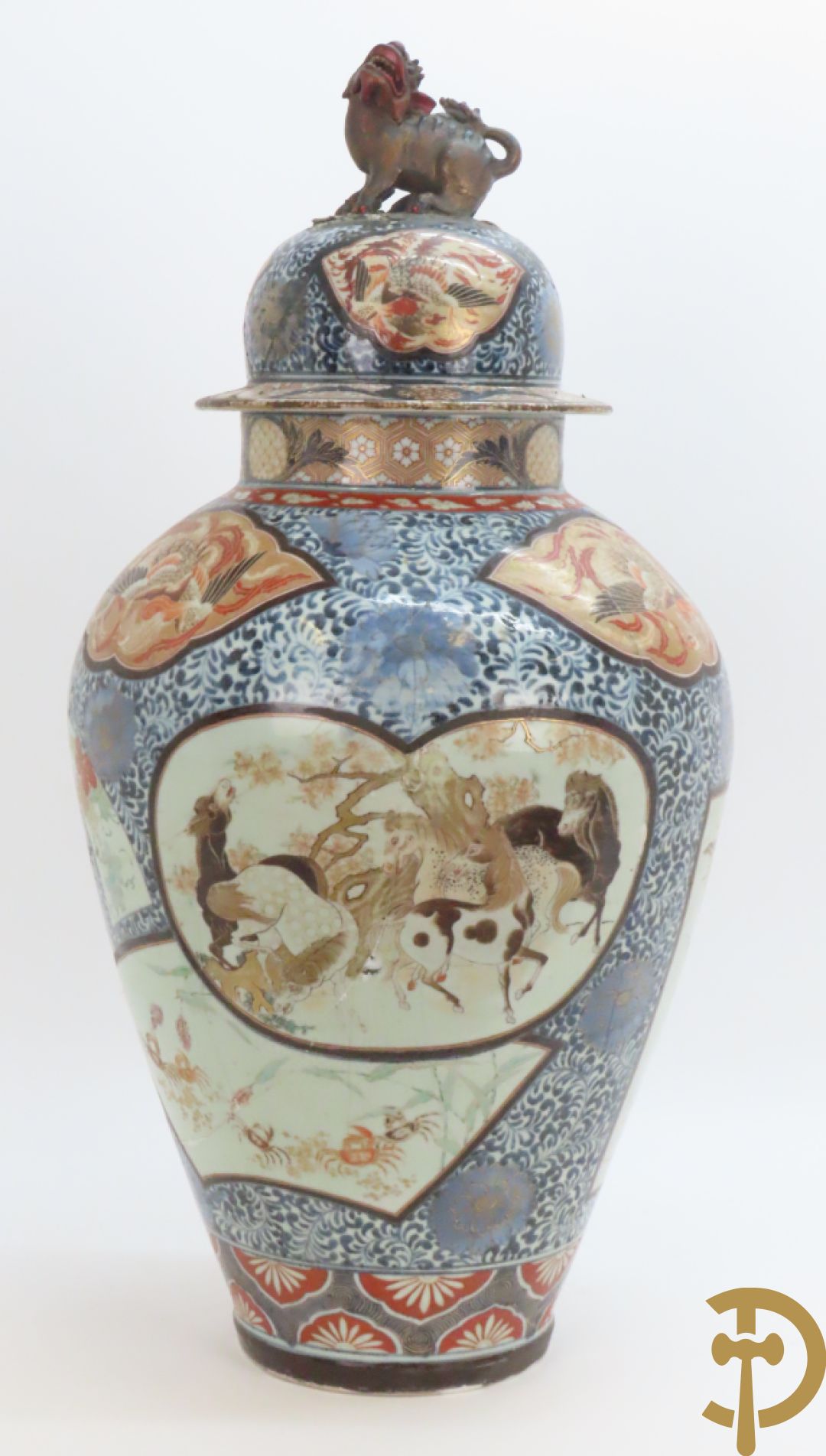 Grote Japanse Imari dekselpotiche bezet met fo hond en natuurtaferelen