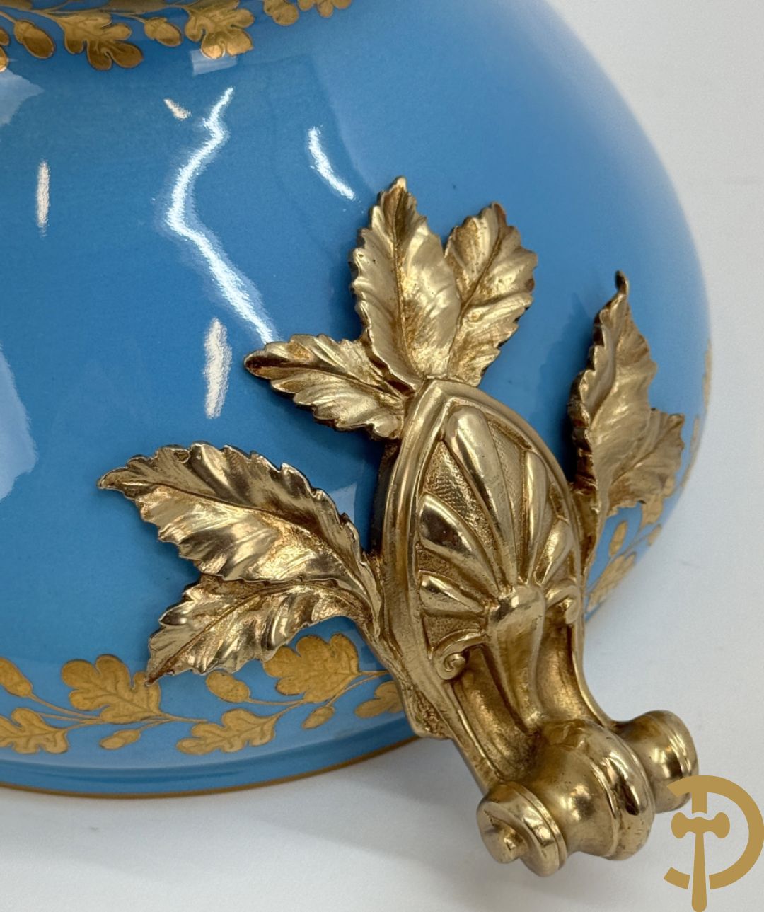 Hemelsblauwe dekselcoupe met decor van romantisch tafereel en bronzen ornamenten op onderschaal, ACF gemerkt