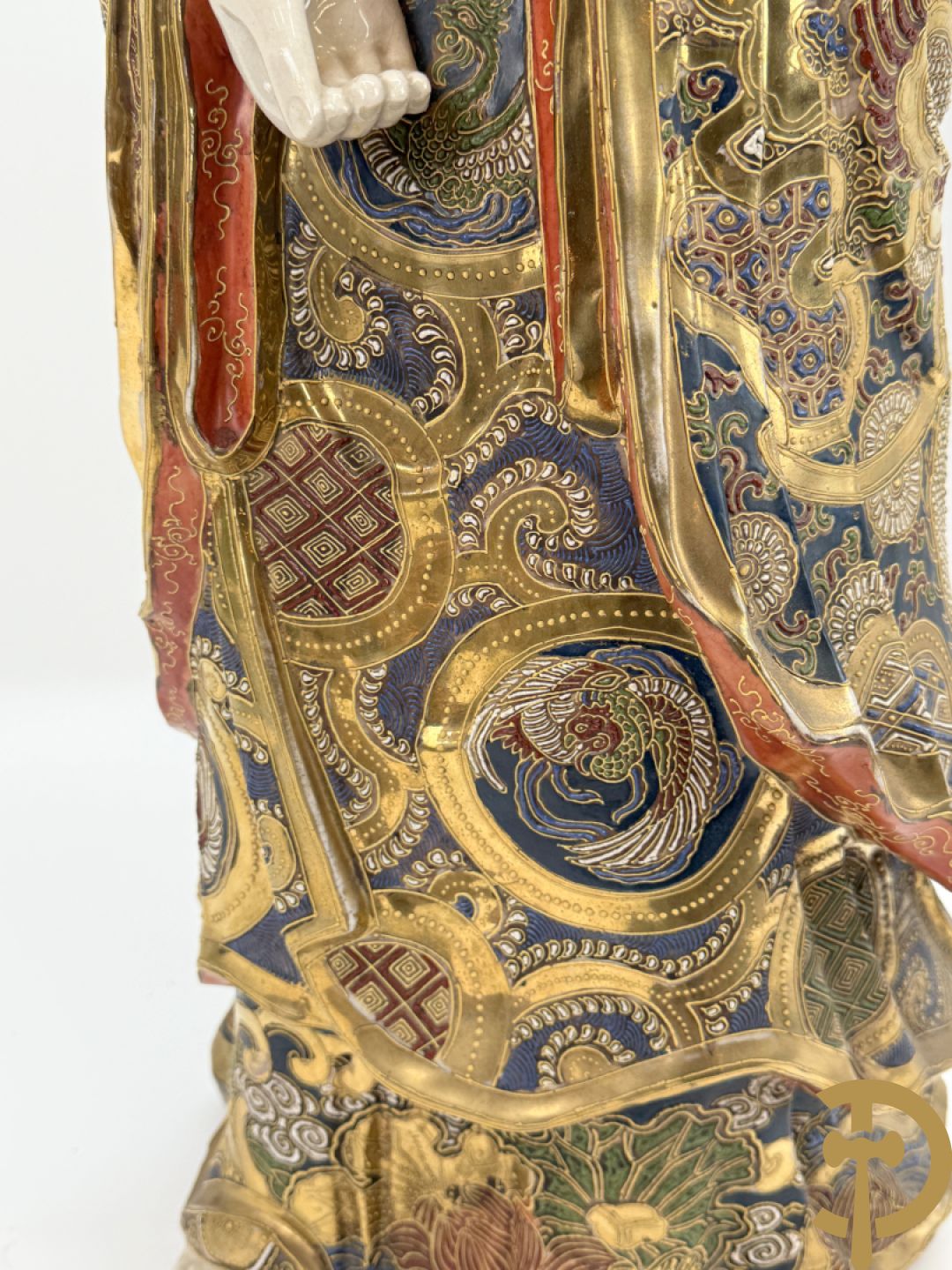 Grote staande Kwan Yin in Japans Satsumat porselein