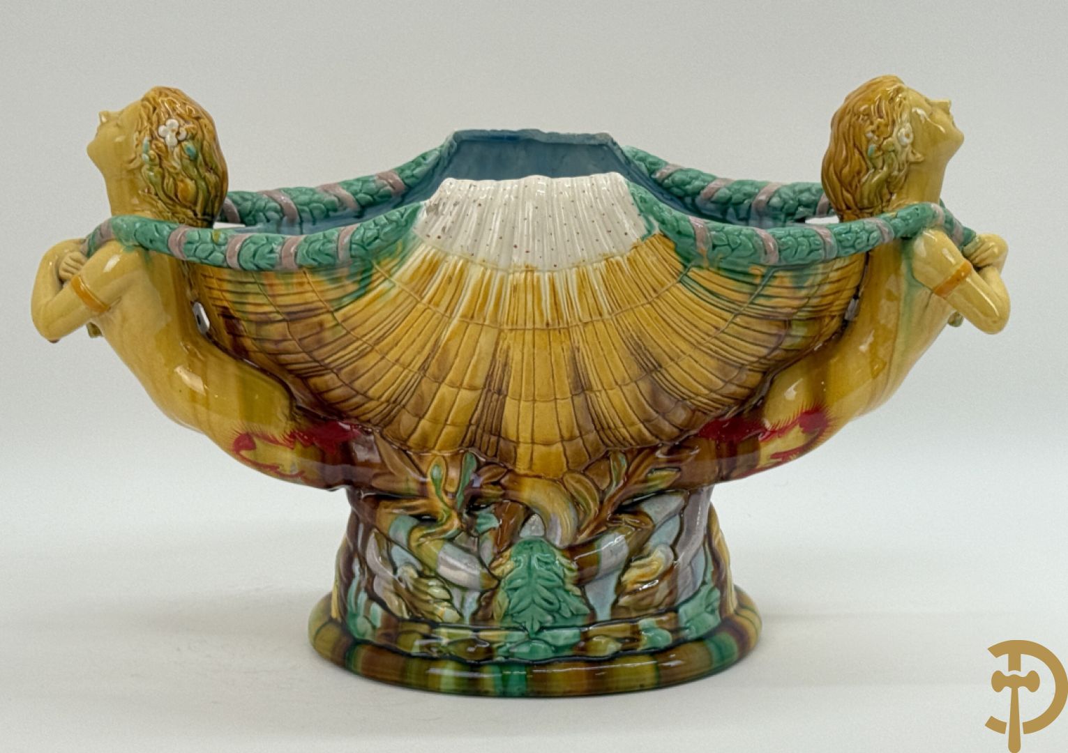 Bloemenjardinière in Majolica met paar dames houdende een schelp