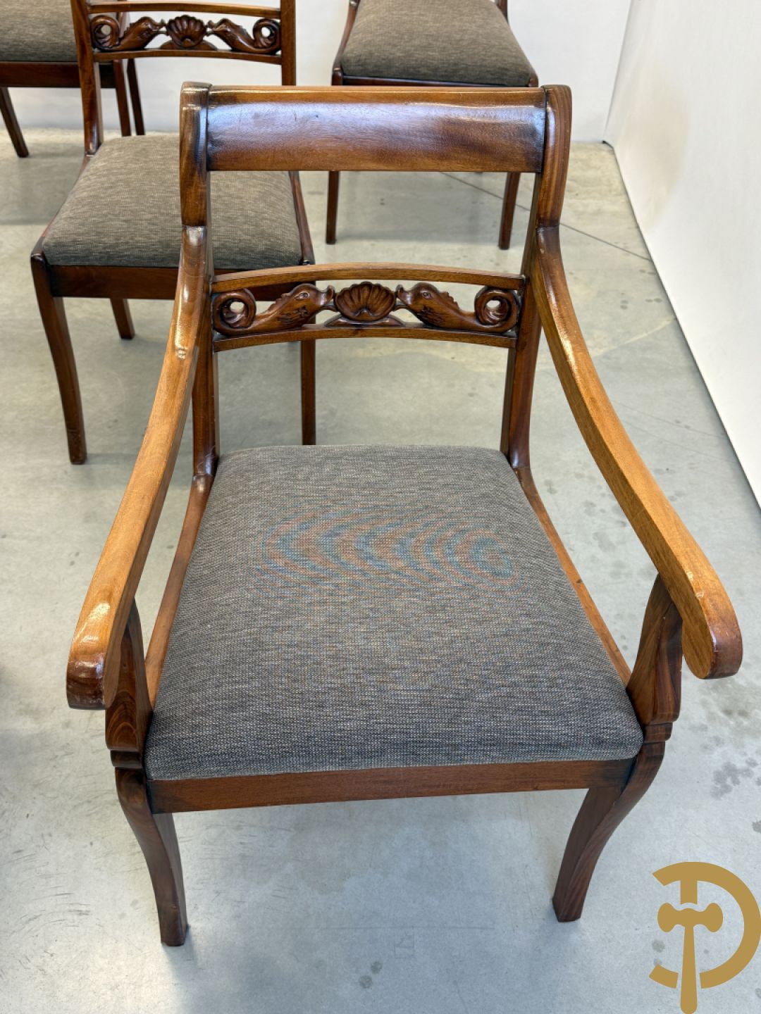 Set notelaren stoelen met sculptuur van dolfijnen in de rug, bestaande uit zes stoelen en 2 armzetels