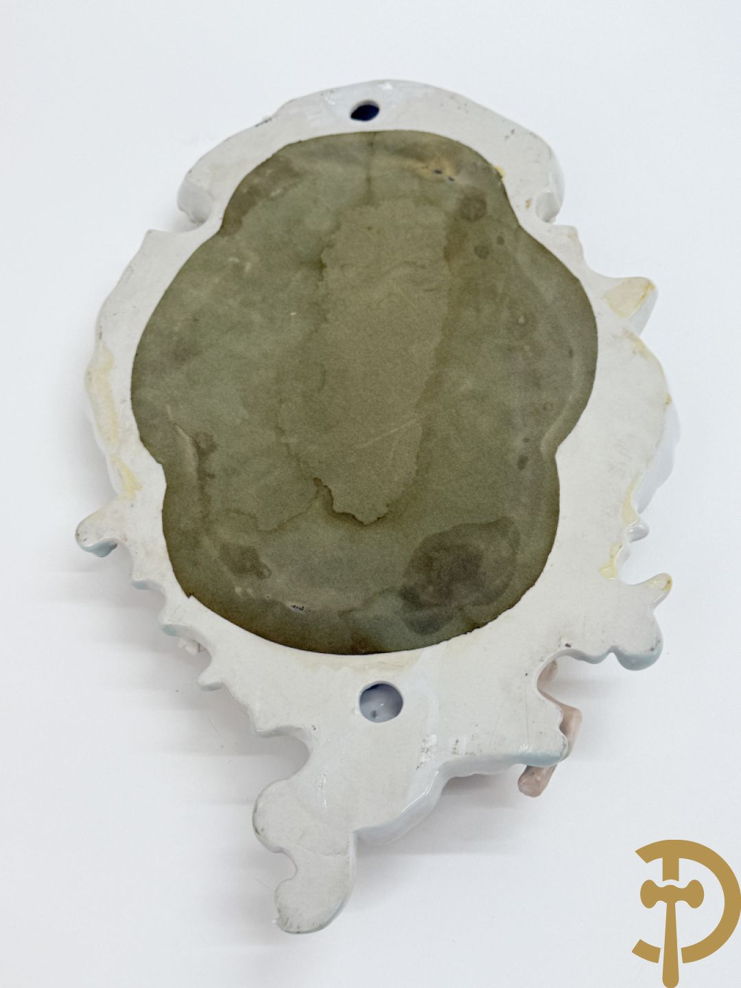 Porseleinen spiegel met cupido en bloemen bezet + porseleinen beeld met cupido en rocailles