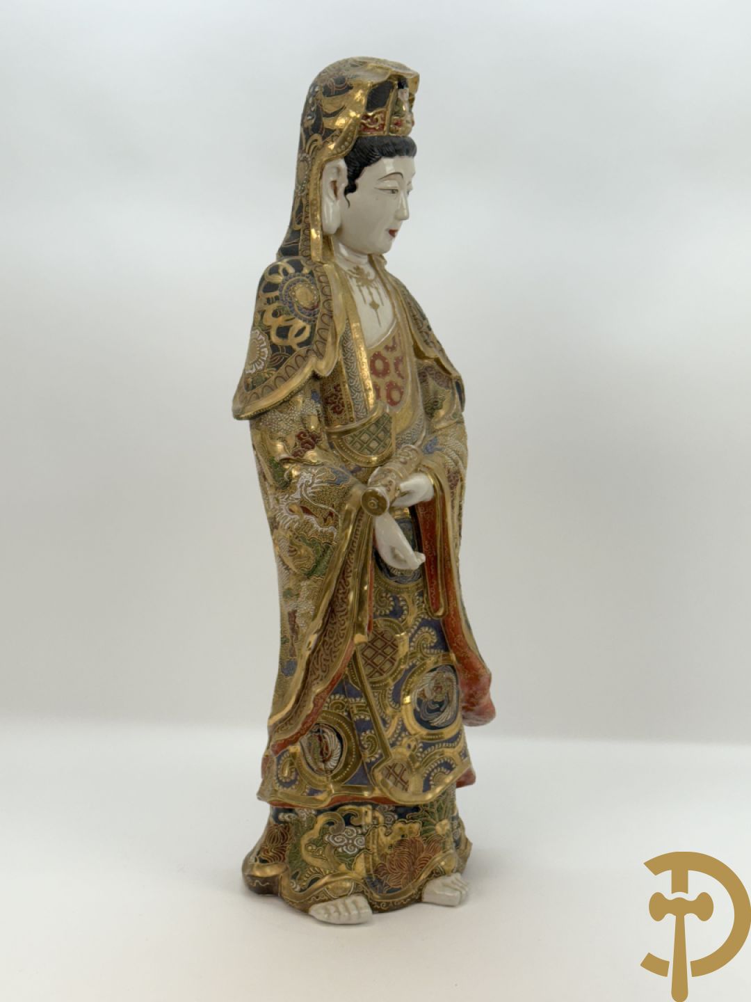 Grote staande Kwan Yin in Japans Satsumat porselein