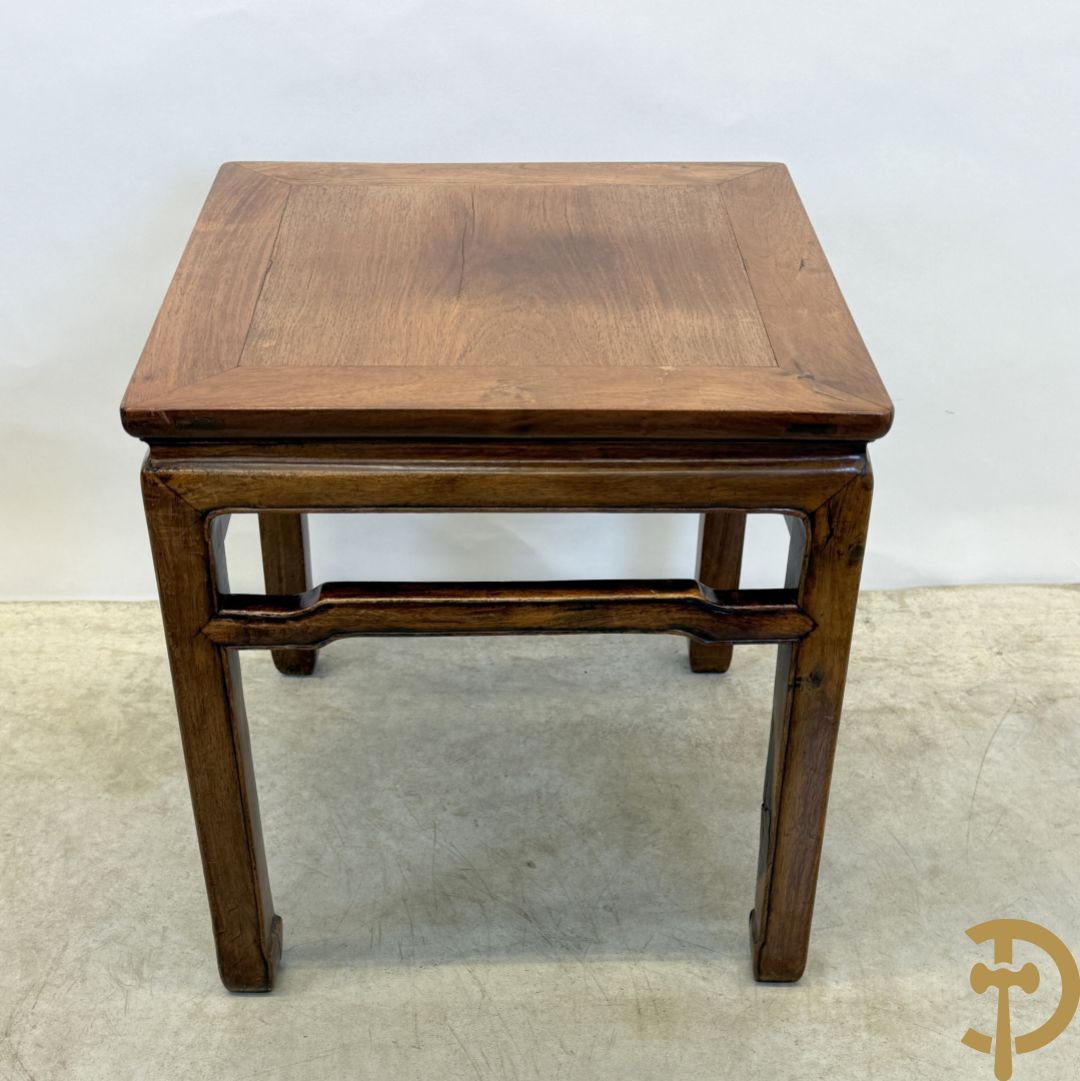 Twee hardhouten Chinese bijzettafels + salontafel