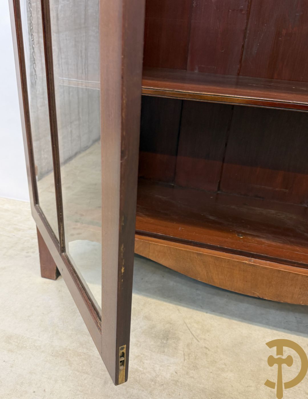 Paar Engelse mahoniehouten vitrines met legbanken