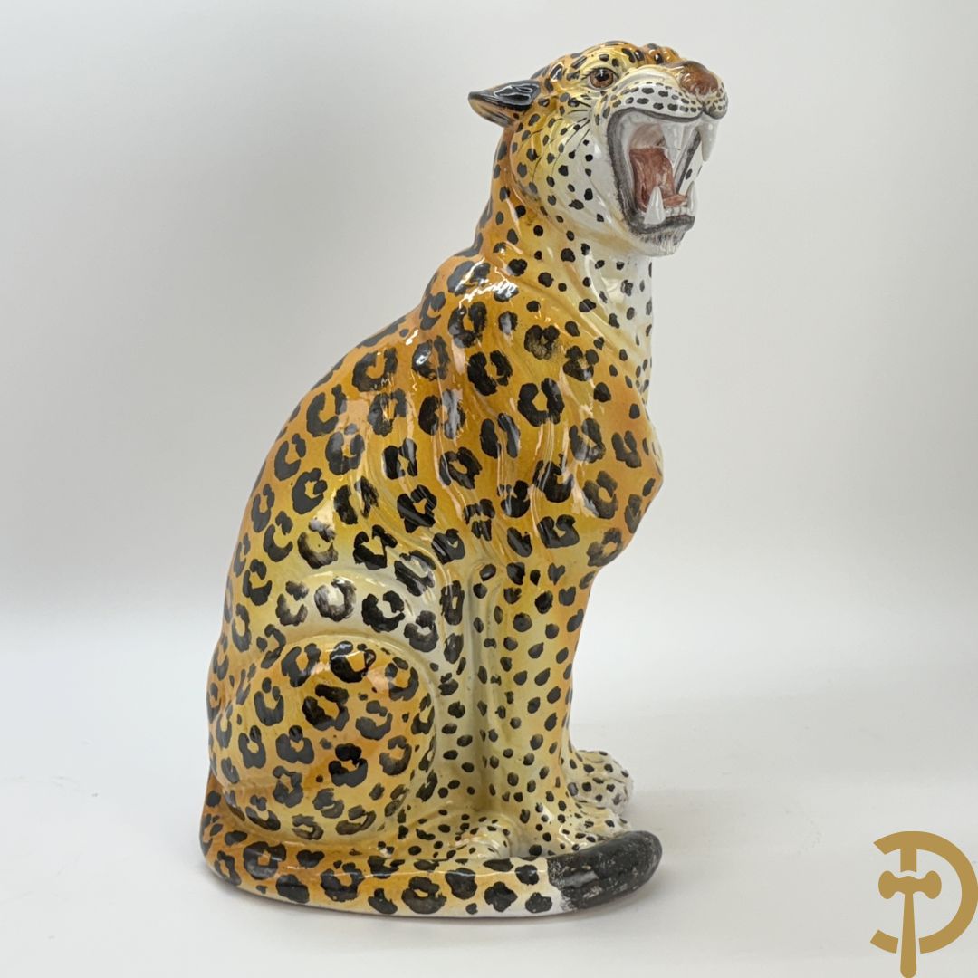 Vintage luipaard in meerkleurig geglazuurde faience met opengesperde bek
