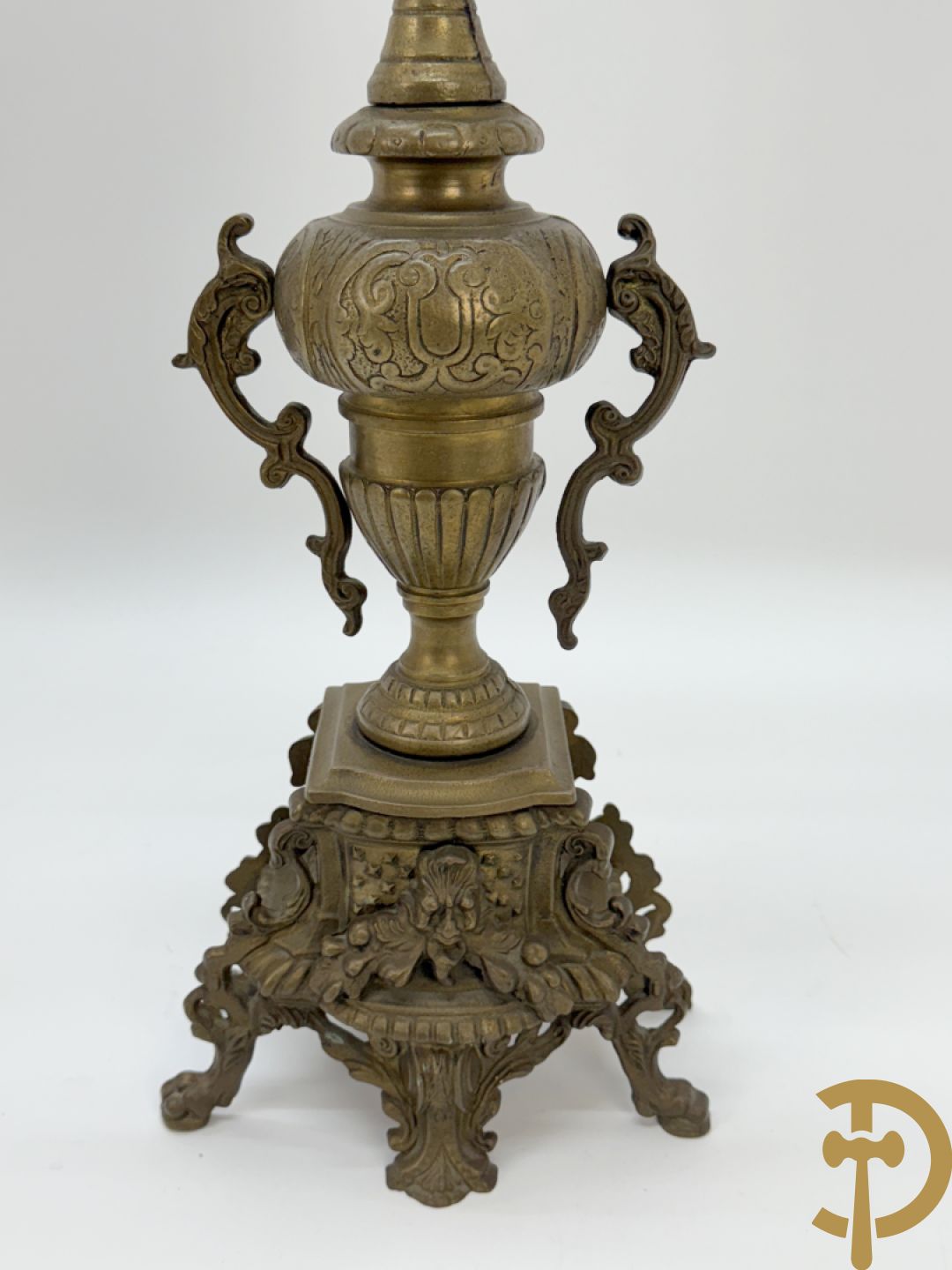 Driedelige koperen garnituur, klok geflankeerd door paar vijfarmige kandelaars